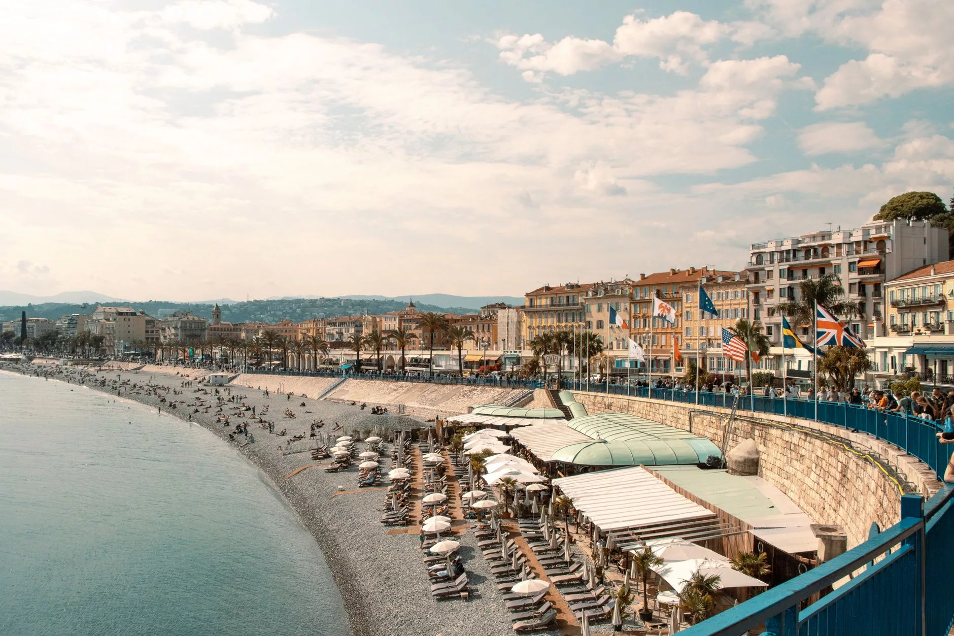 Nice Promenade des Anglais üzerindeki mavi sandalyeler
