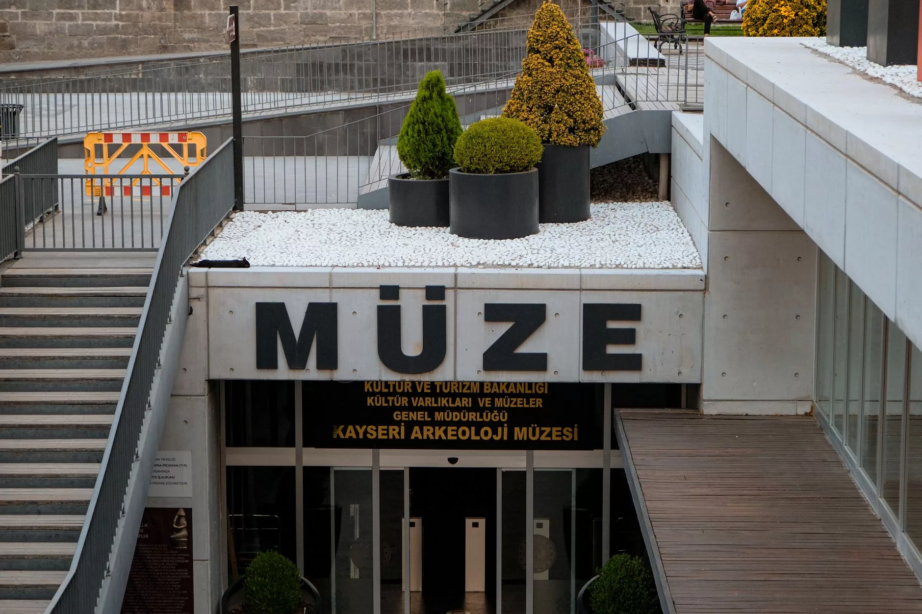 Müze kapısında uzun kuyruk bekleyen turistler ve hızlı geçiş turnikesi