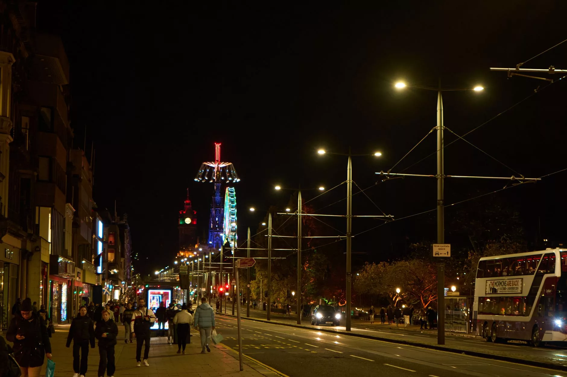 Princes Street manzarası ve alışveriş caddesi