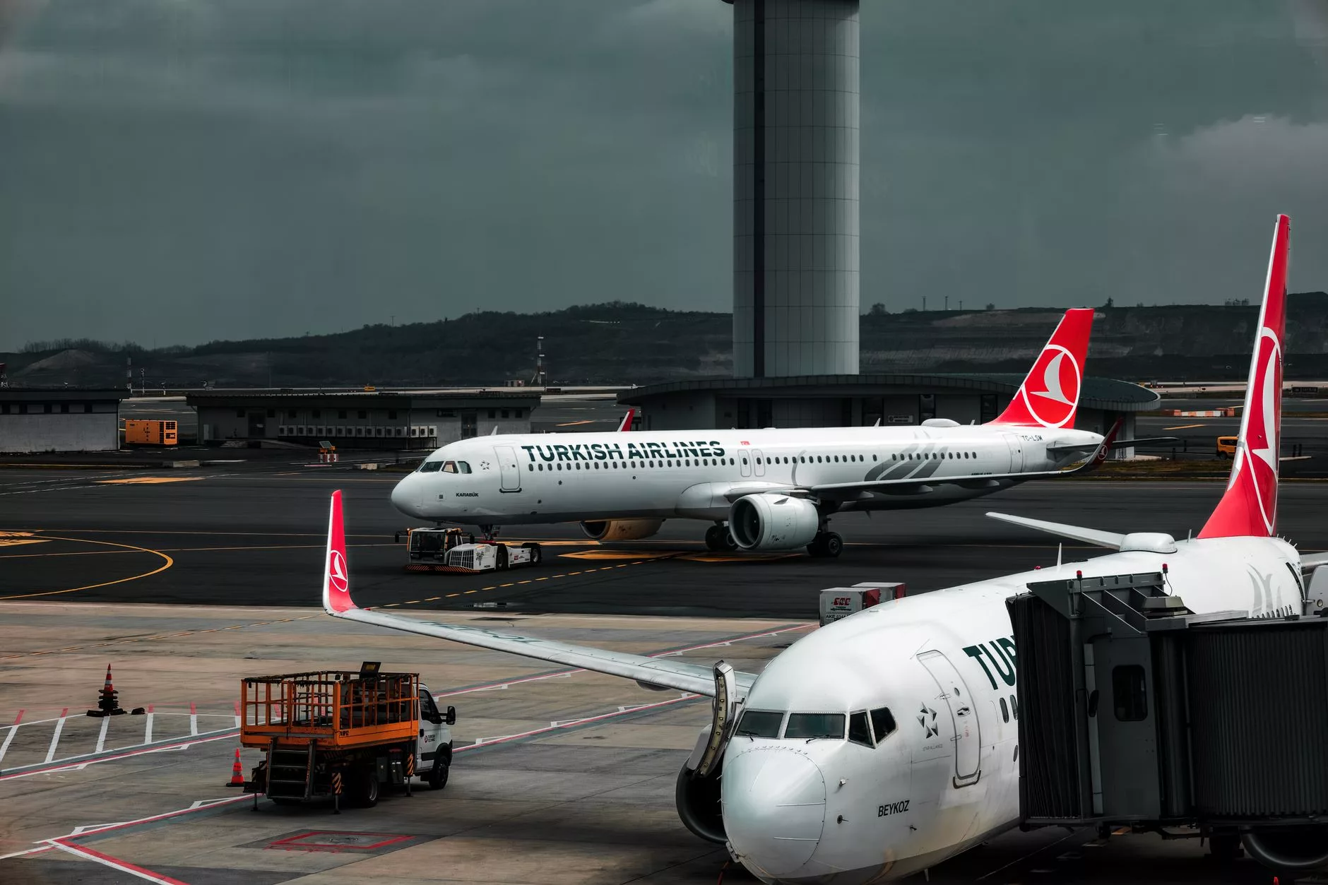 İstanbul Havalimanı kalkış ekranı ve hareket halindeki yolcular