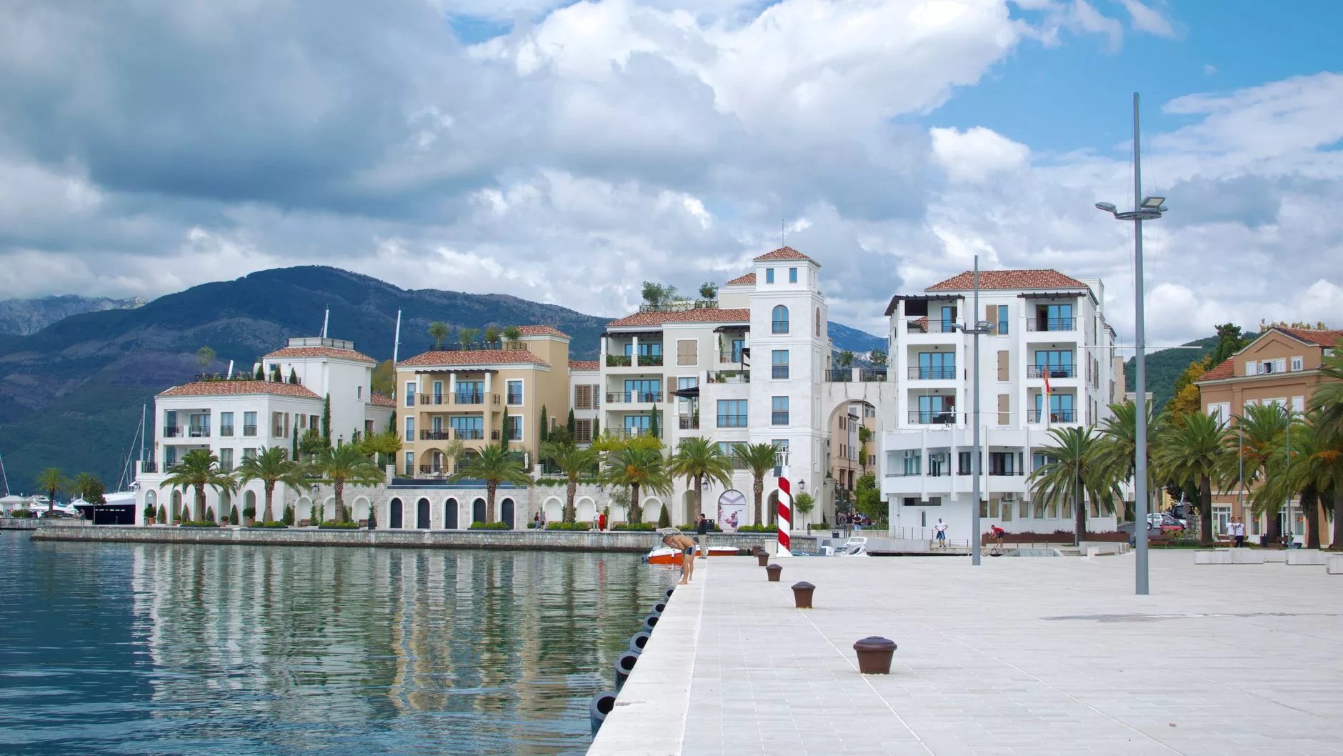 Tivat Karadağ Donja Lastva sahilindeki eski taş evler