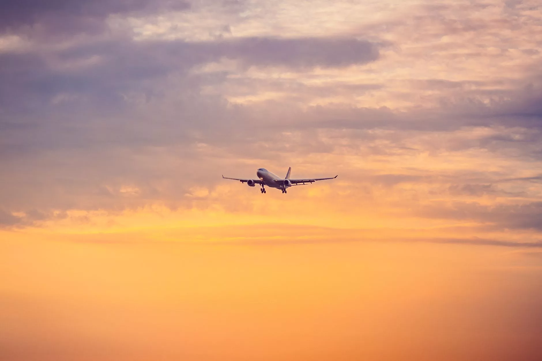 Eski şehir surlarının üzerinde gün batımında yürüyen turistler ve Adriyatik Denizi