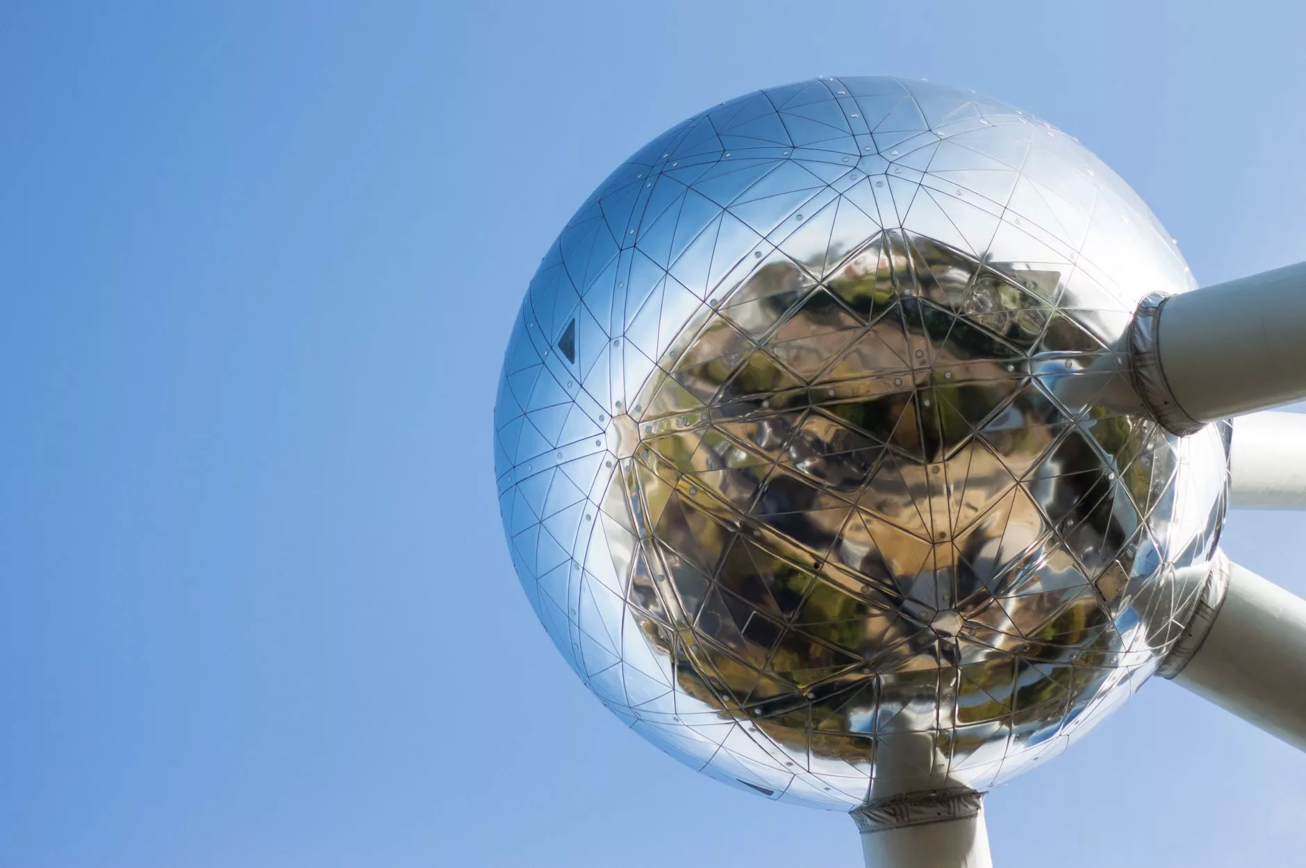 Atomium anıtı modern çelik küreler ve yansımalar