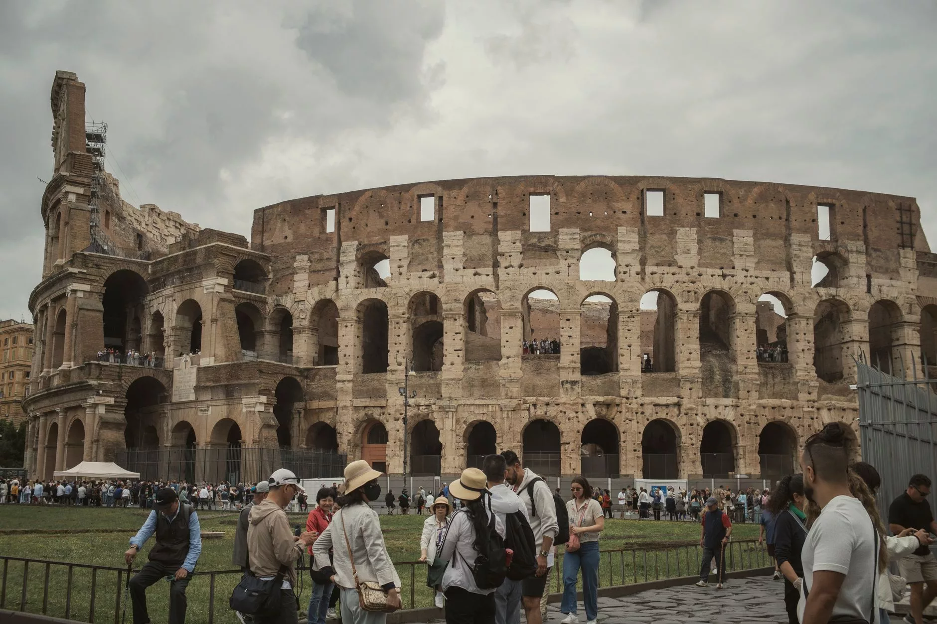 Roma Kolezyum önünde gezen Türk turistler