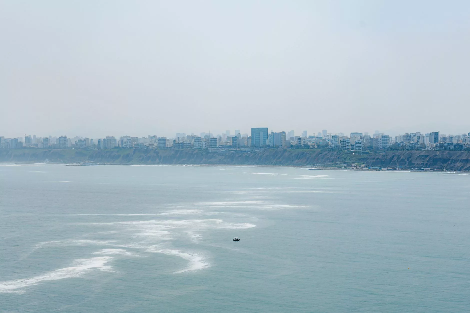 Lima Costa Verde falezleri ve okyanus manzarası