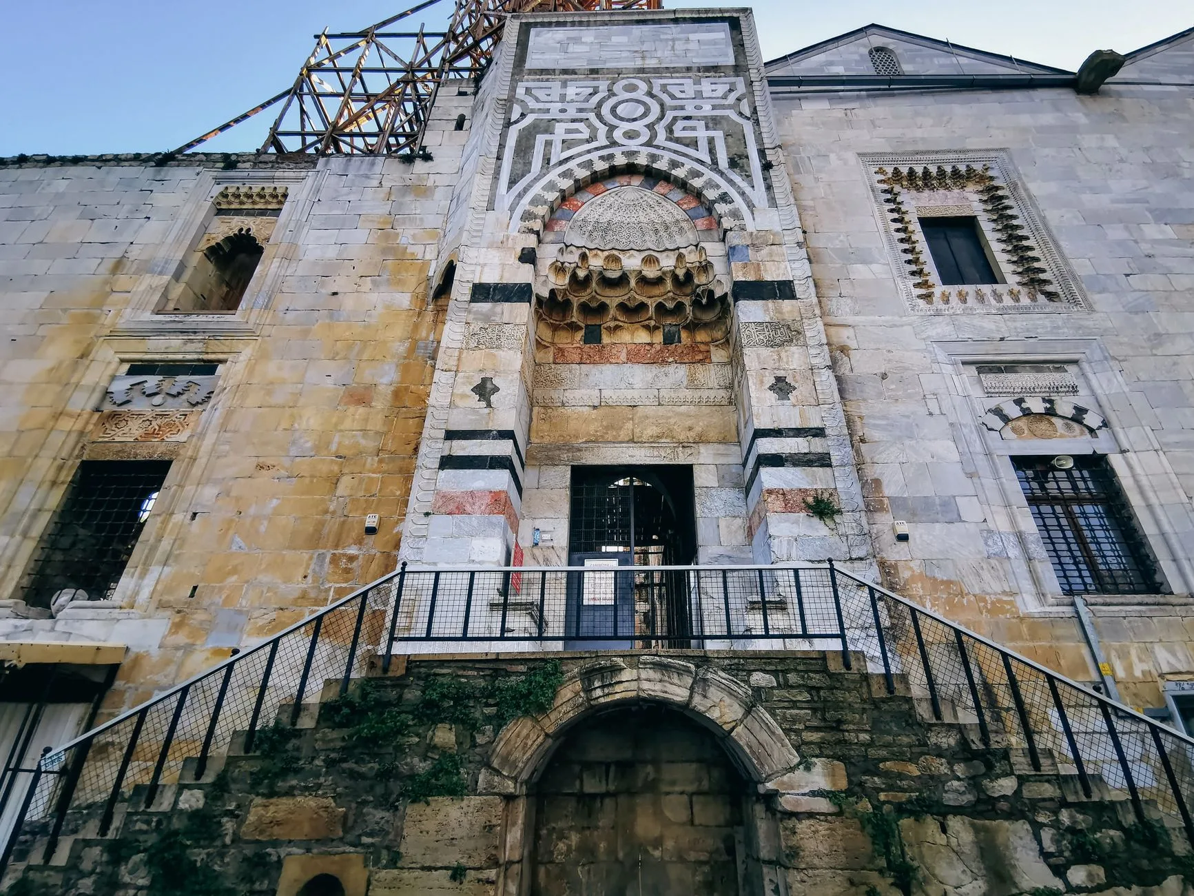 Nis Ulusal Müzesi dış cephe ve girişi