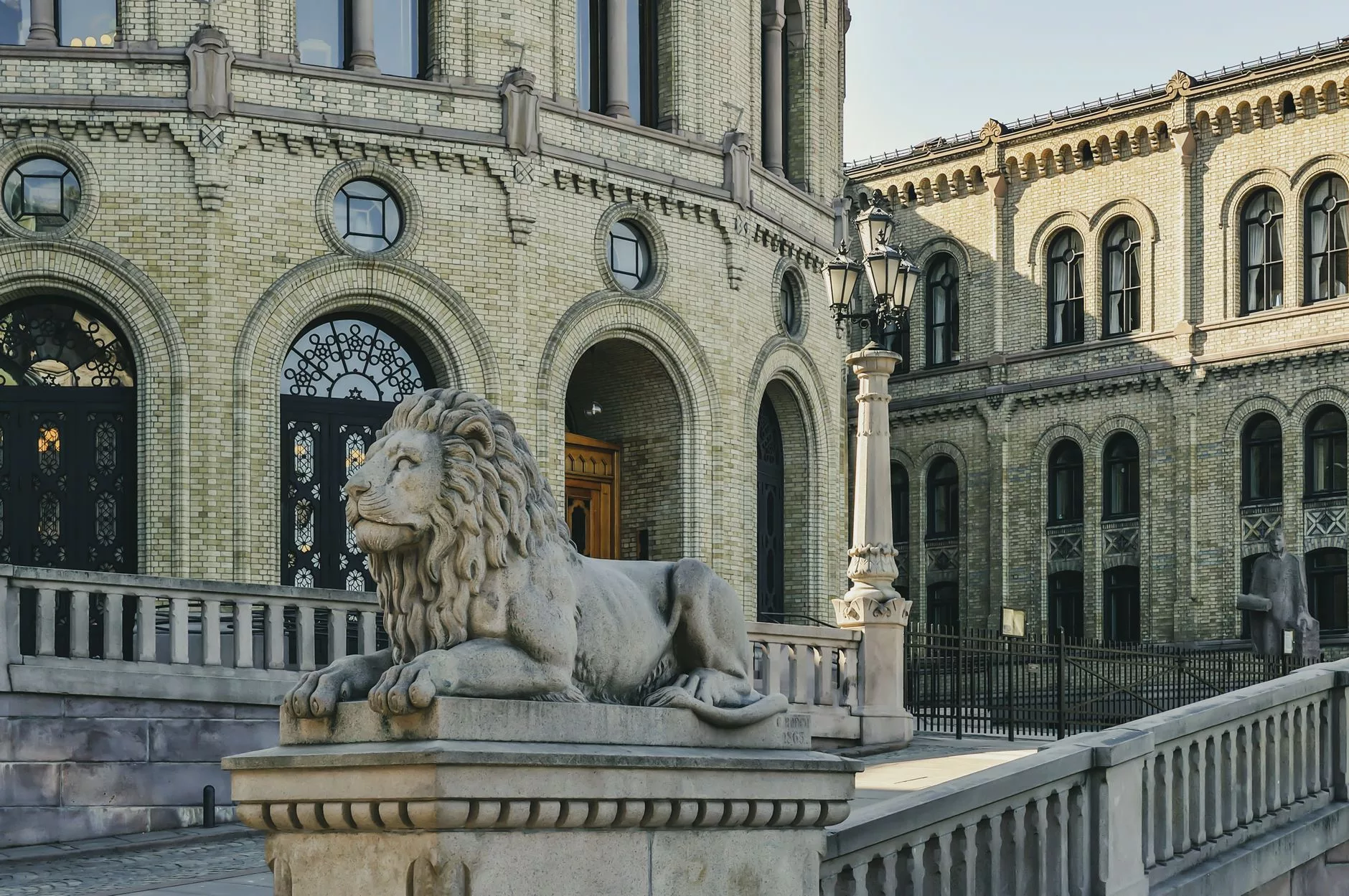 Oslo Jernbanetorget Kaplan Heykeli