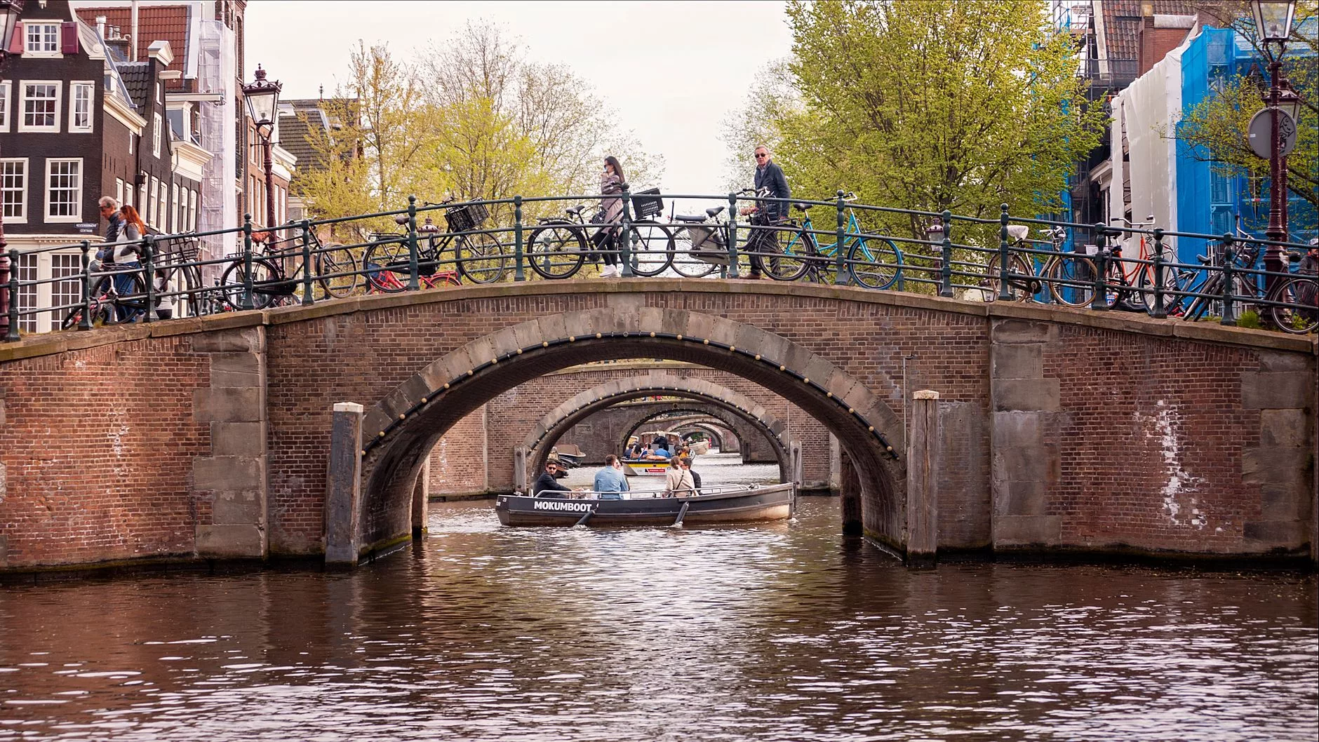 Amsterdam kanal turu ve bisikletli yerliler