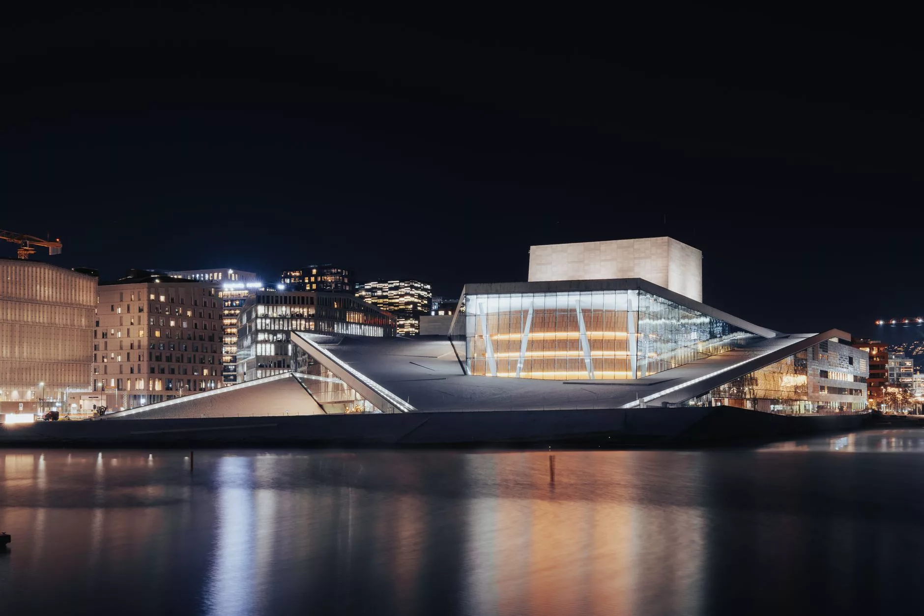 Oslo Opera Binasi dis cephesi ve fjord manzarasi