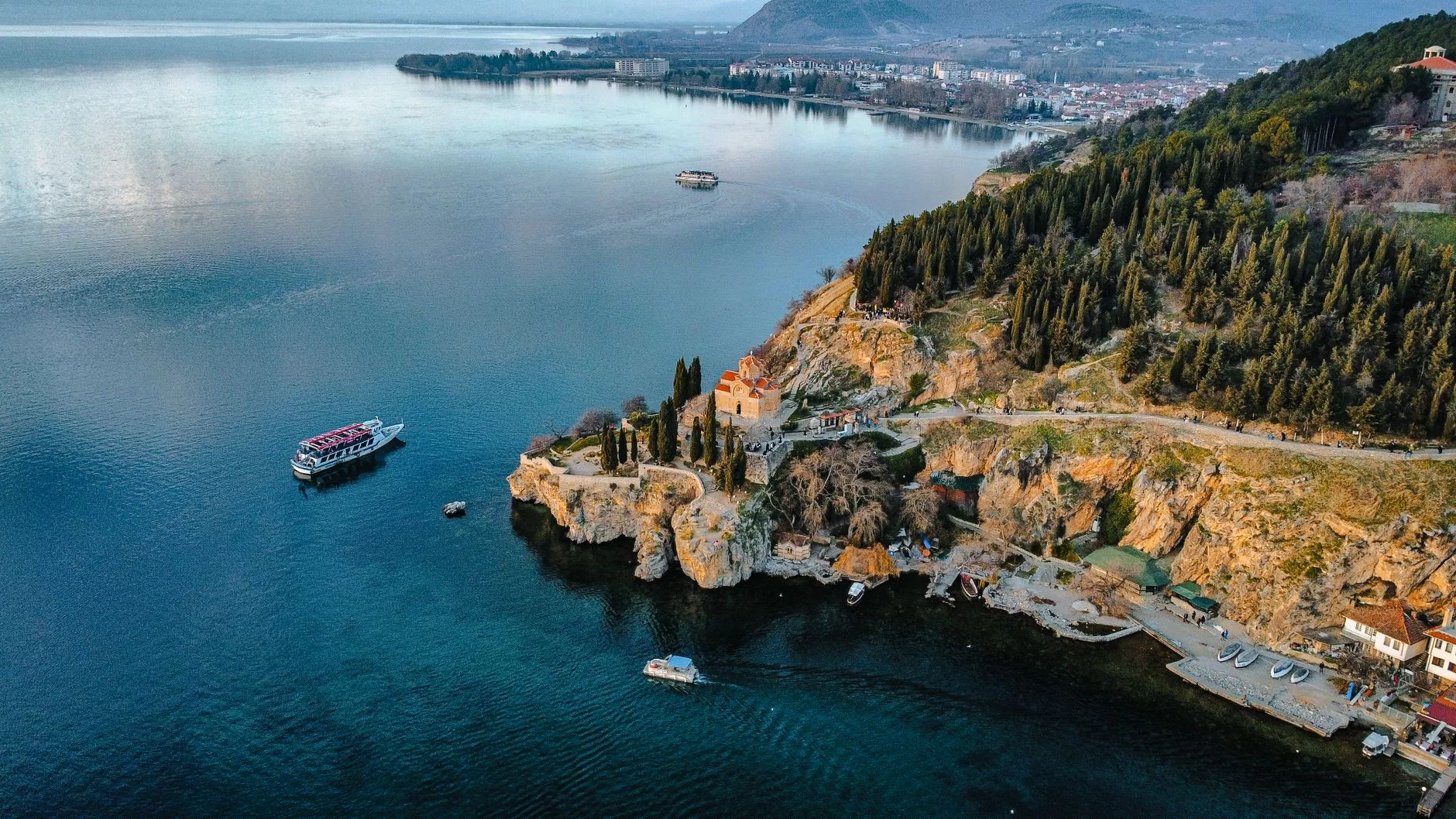 Ohrid Gölü kıyısında gün batımı, Aziz Yuhanna Kaneo Kilisesi'nden göle bakış