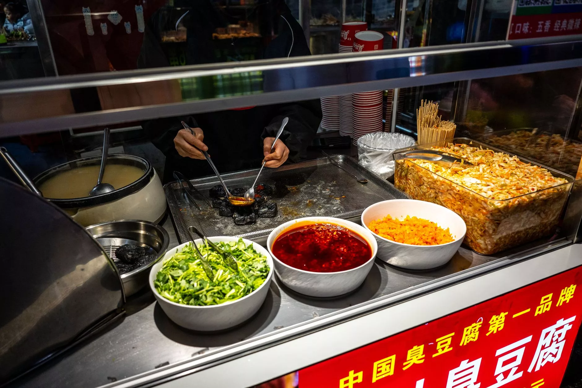 Pekin Wangfujing Street sokak yemekleri tezgahı