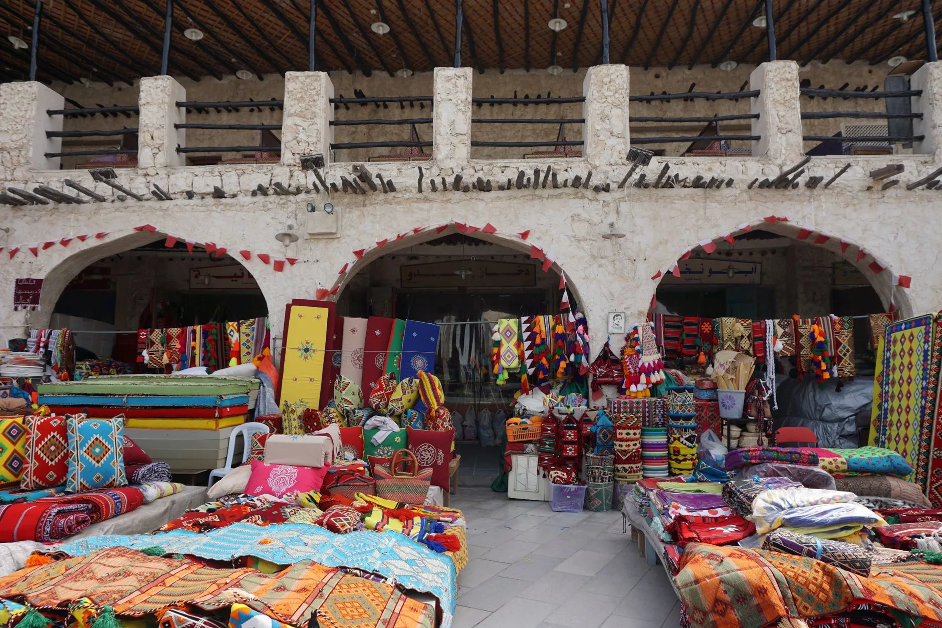 Souq Waqif pazarının otantik mimarisi ve canlı sokak lambaları