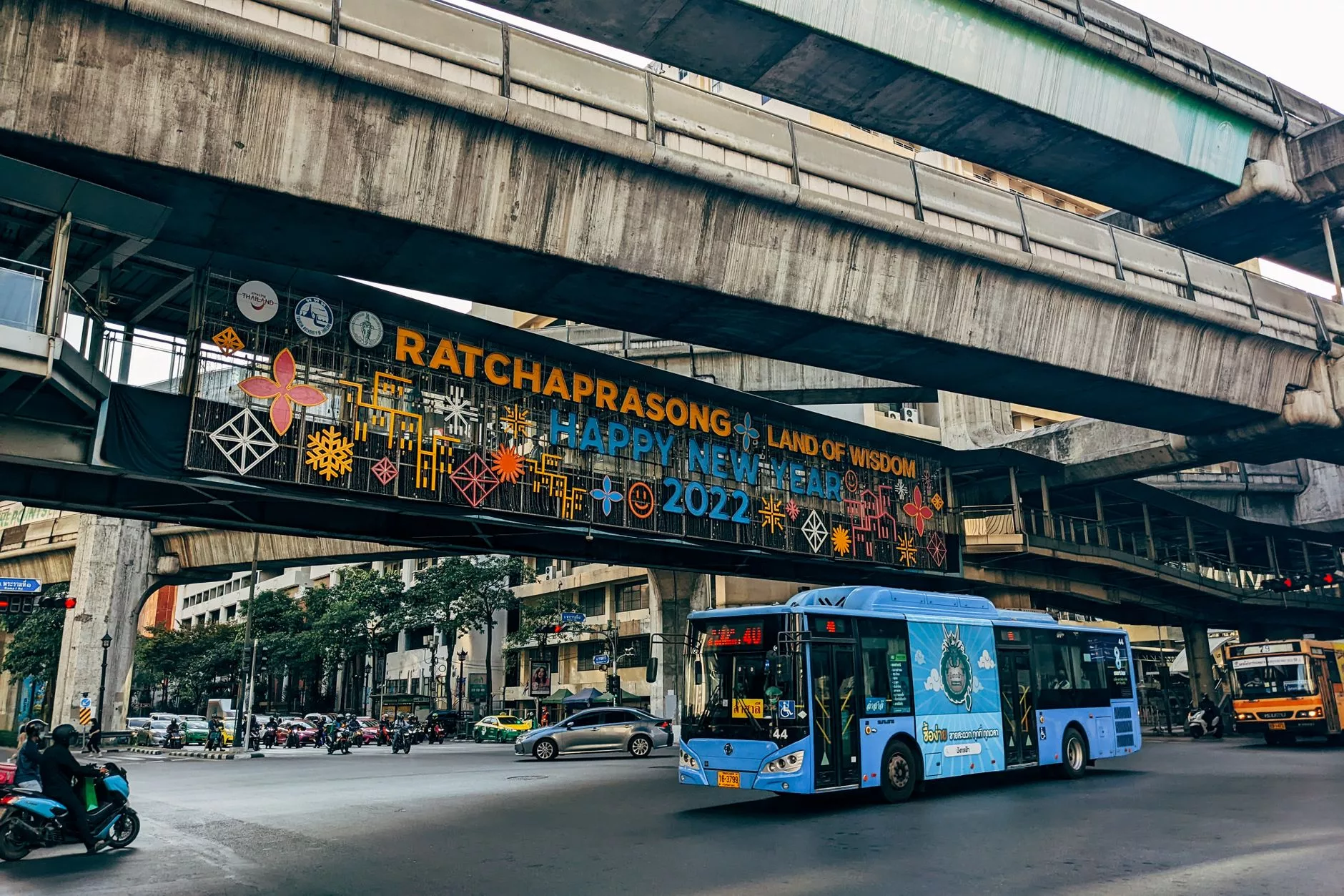Bangkok Ratchaprasong kavşağı gece ışıkları ve skytrain hattı