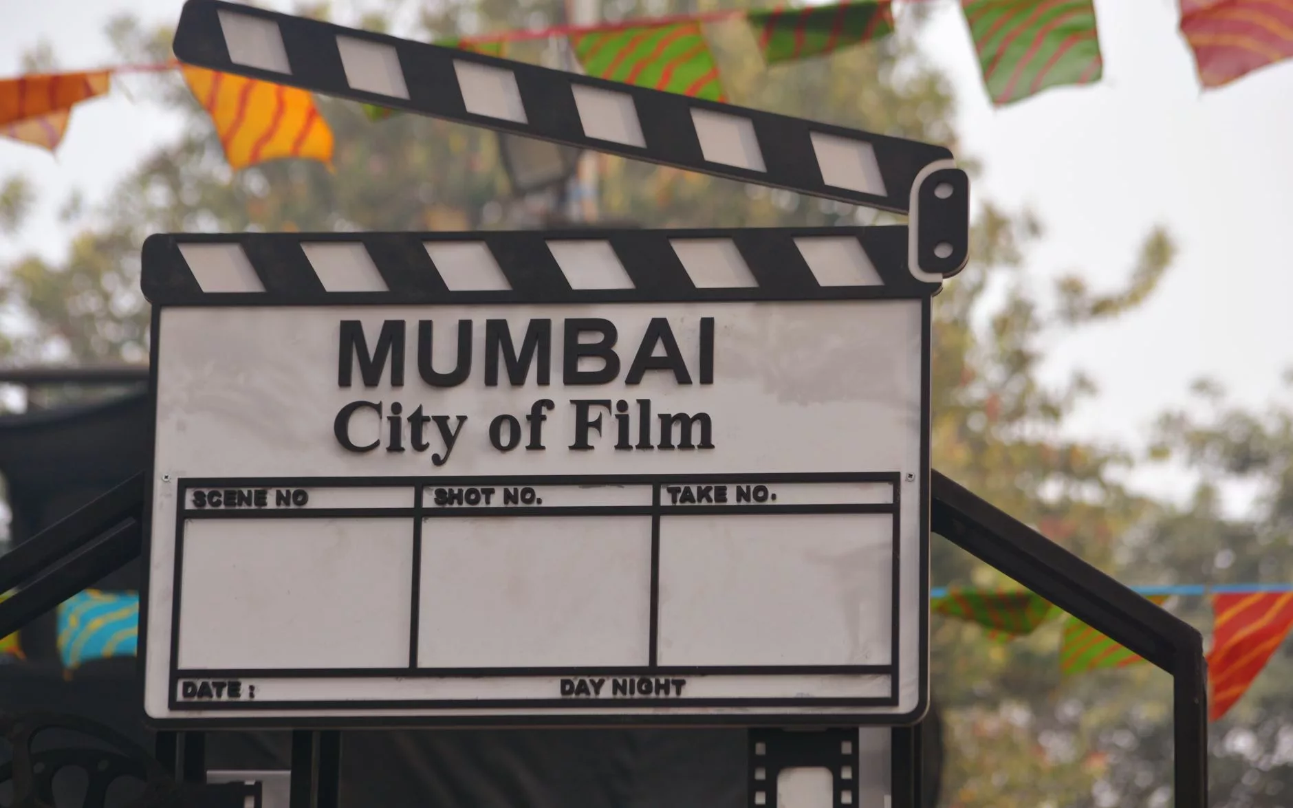 Mumbai Film City giriş kapısı ve stüdyo alanı
