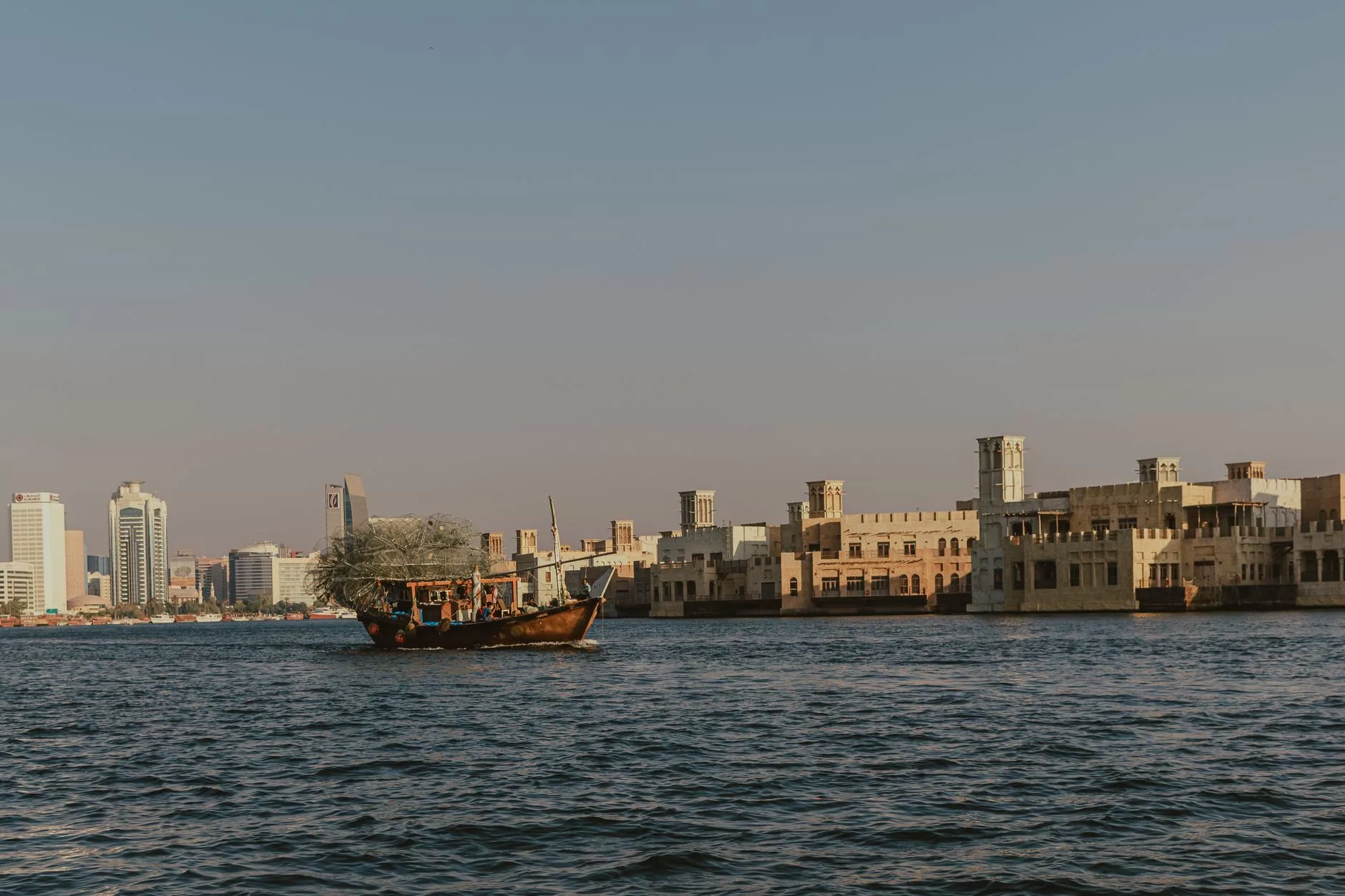 Dubai Deira Creek geleneksel ahşap tekneler ve eski çarşı bölgesi