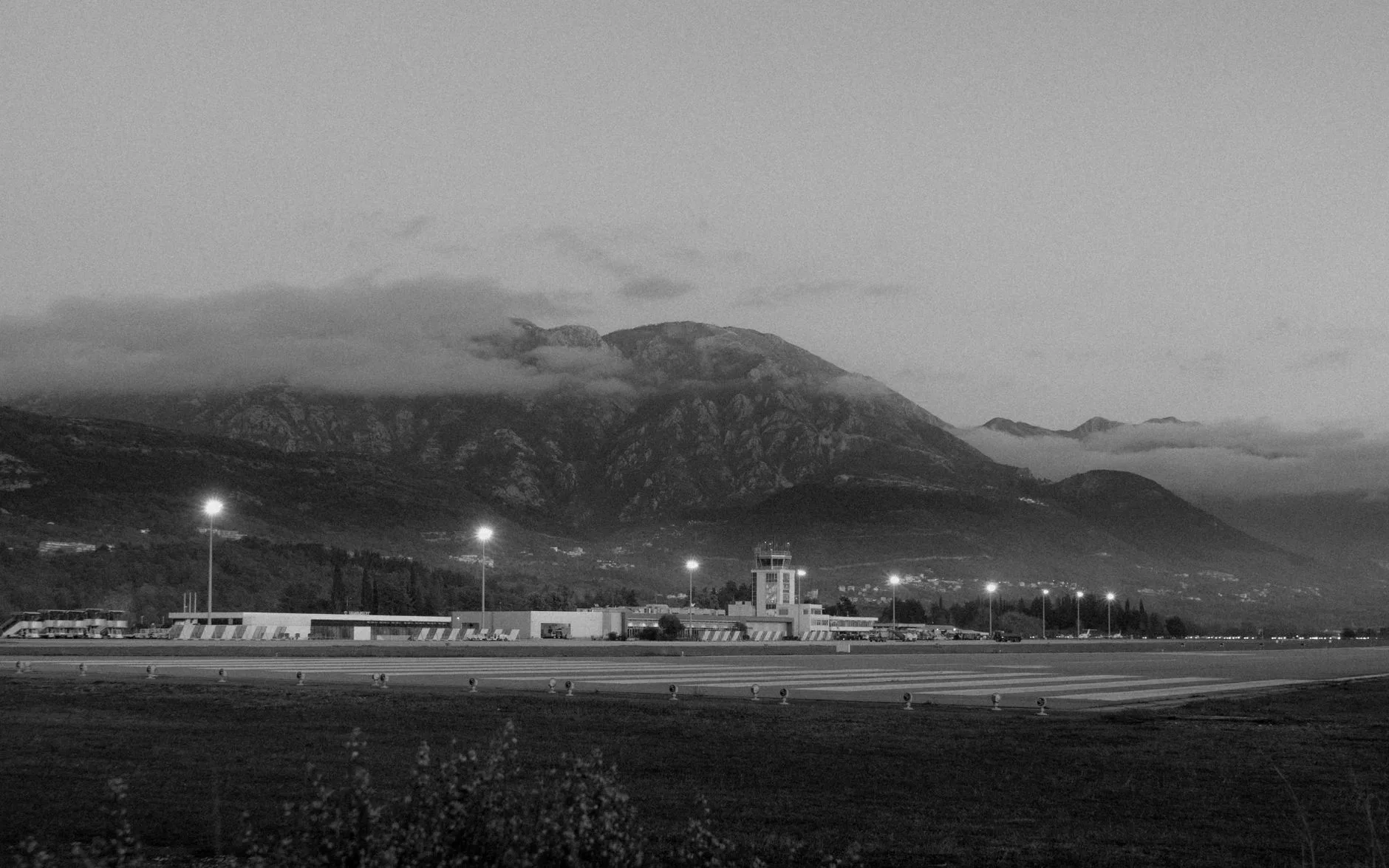 Tivat (Karadağ) körfezi, masmavi deniz ve kıyıya yanaşmış lüks yatların havadan görünümü