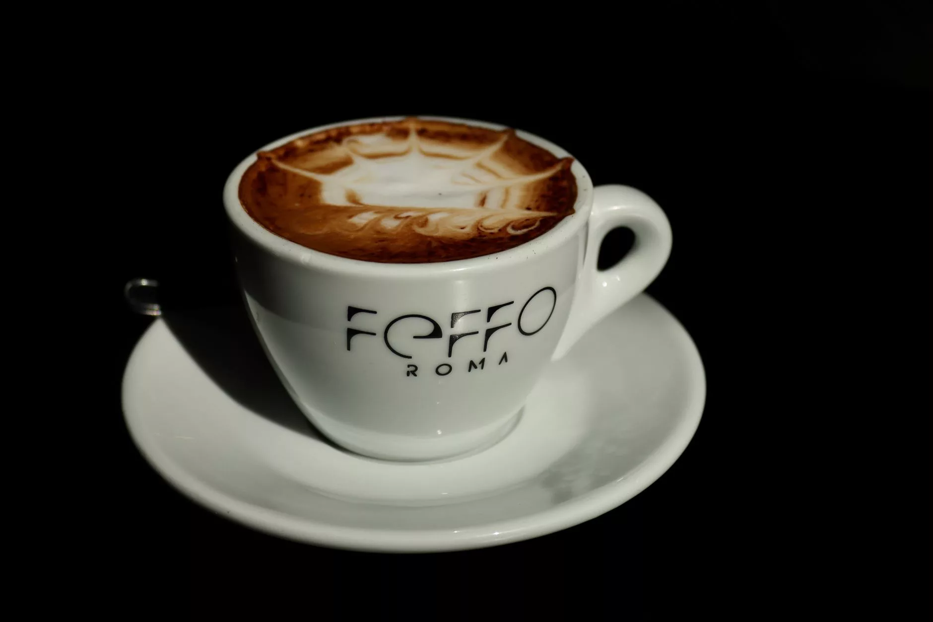 Roma'da ara sokakta espresso içen bir gezgin