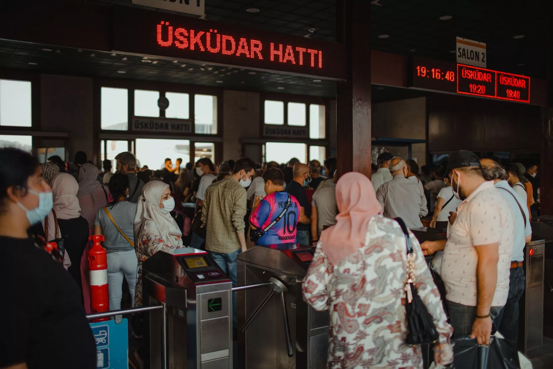 Düzenli dizilmiş güvenlik geçişi tepsileri ve hazırlıklı yolcular