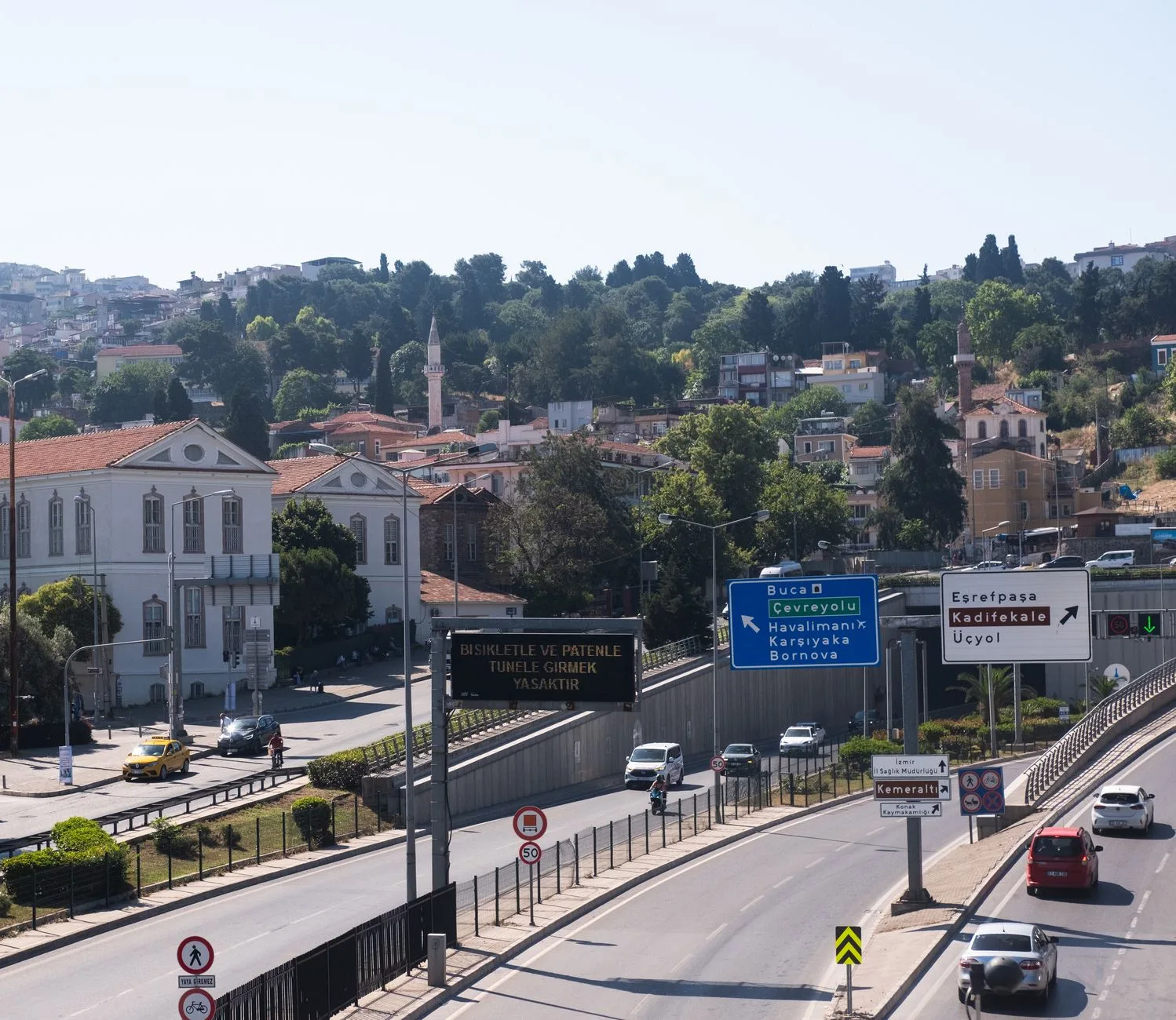 Niš Büyük Konstantin Havalimanı terminal binası dış görünümü