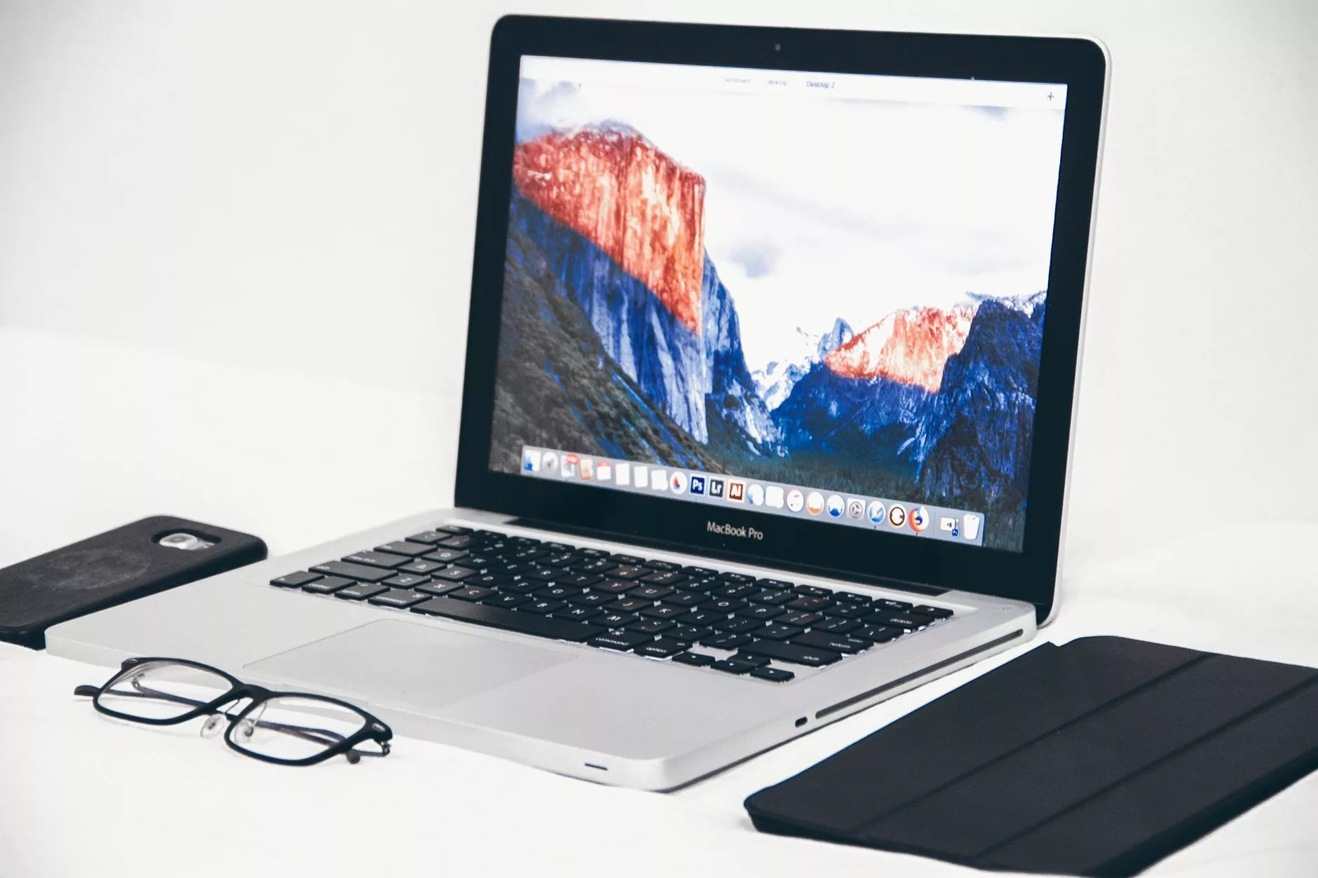 Laptop ekranında uçuş rezervasyonu yapan bir el