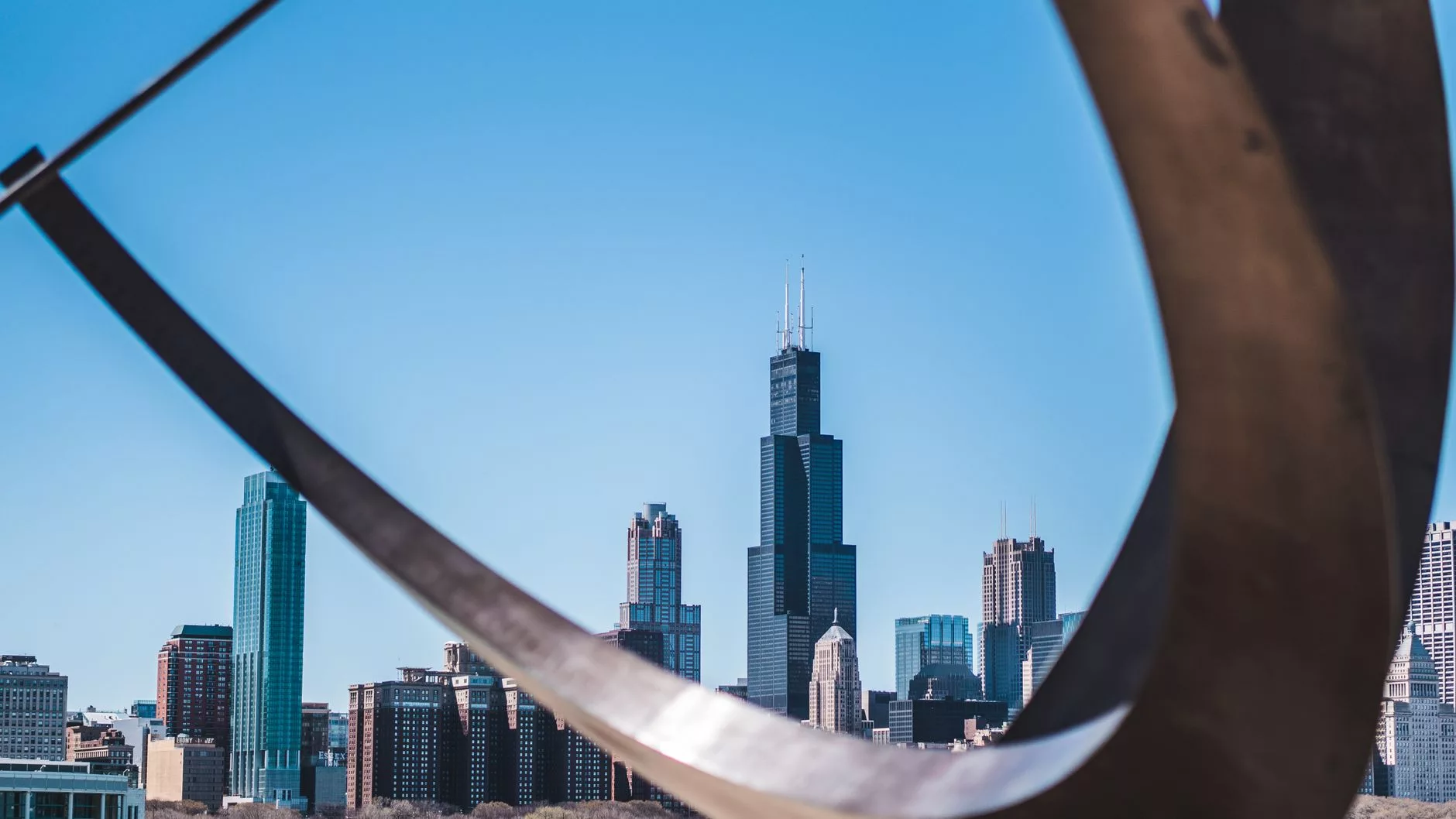 Şikago Nehri kenarında Willis Tower ve çevresindeki Art Deco binalar