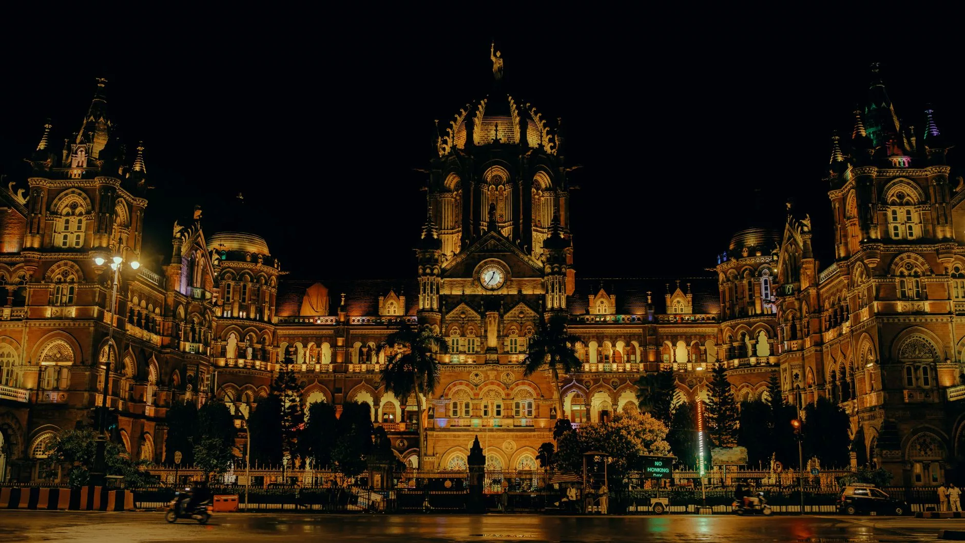 Mumbai Chhatrapati Shivaji Maharaj Terminus gece ışıklandırması