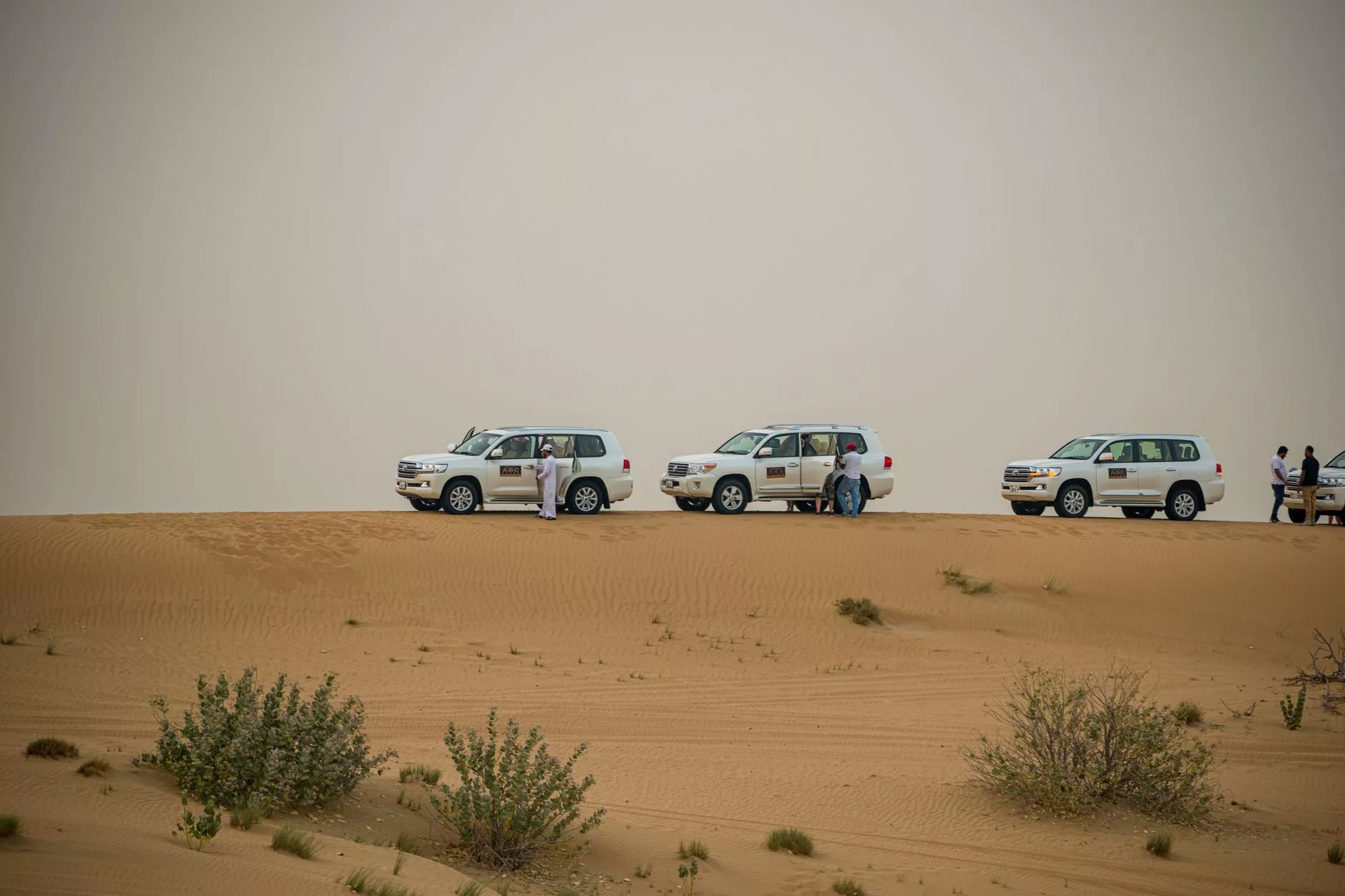 Dubai çöl safarisinde gün batımı ve 4x4 araçlar