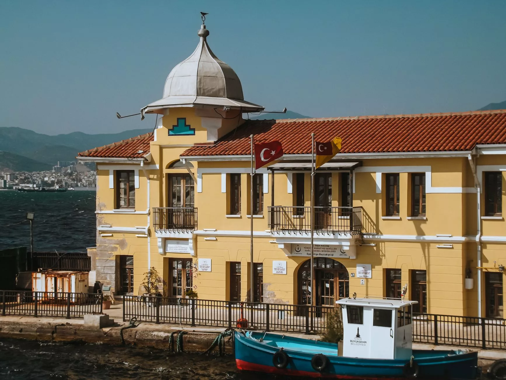 pasaport ve basvuru formu uzerinde calisan bir eller