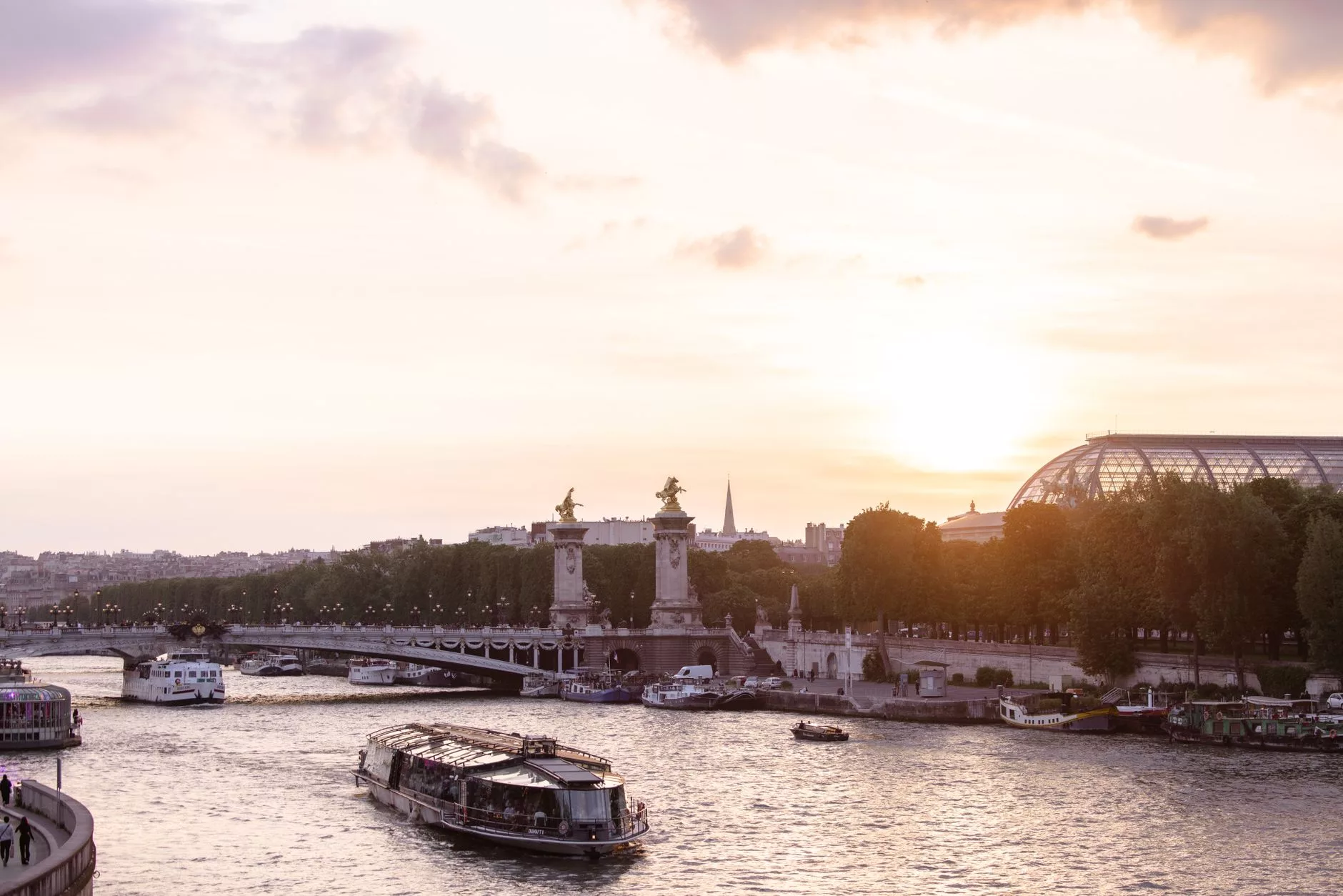 Paris, Eyfel Kulesi manzaralı Seine Nehri kıyısında gün batımı