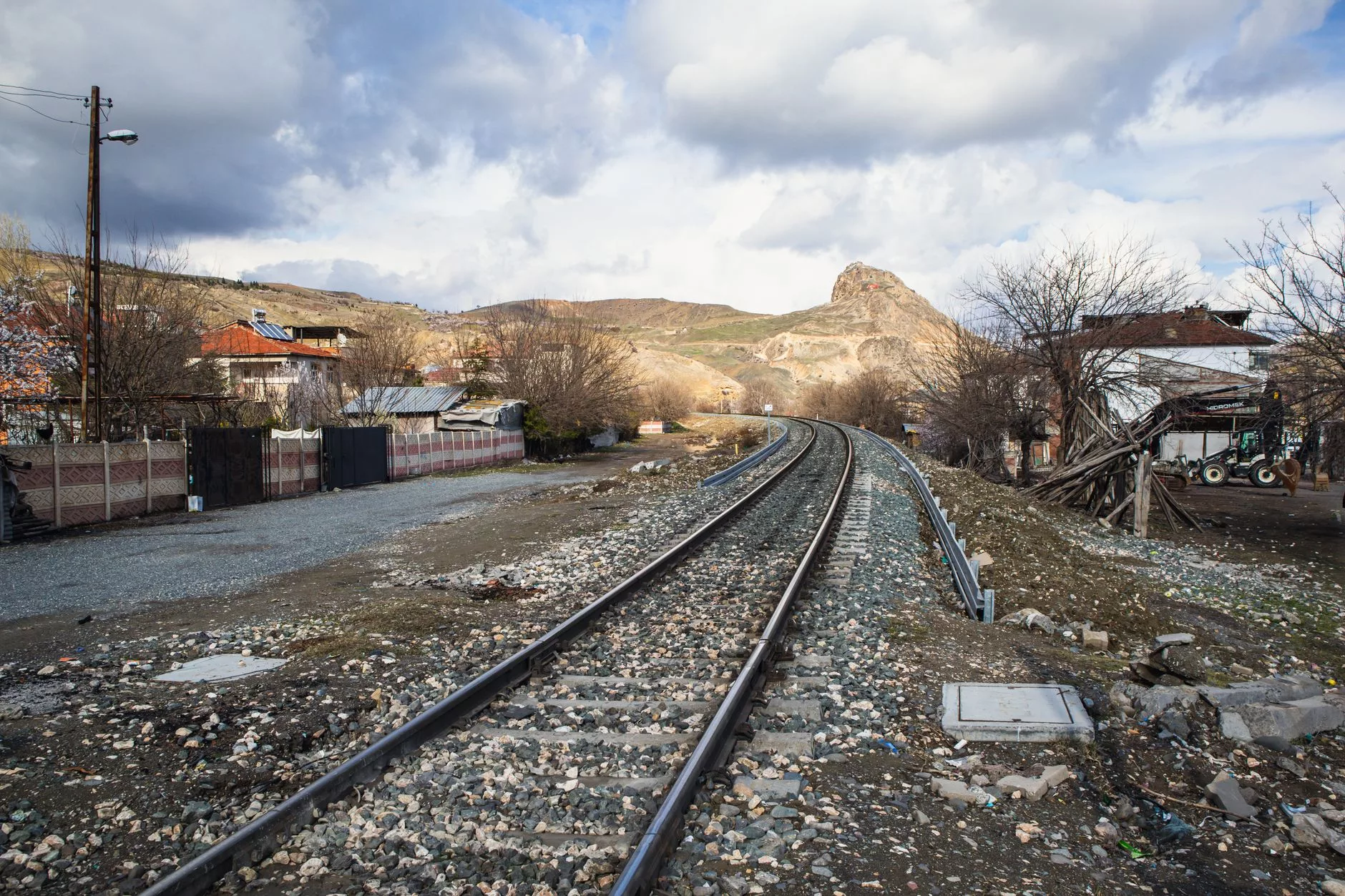Tren garında dijital bilet ekranına bakan bir gezgin