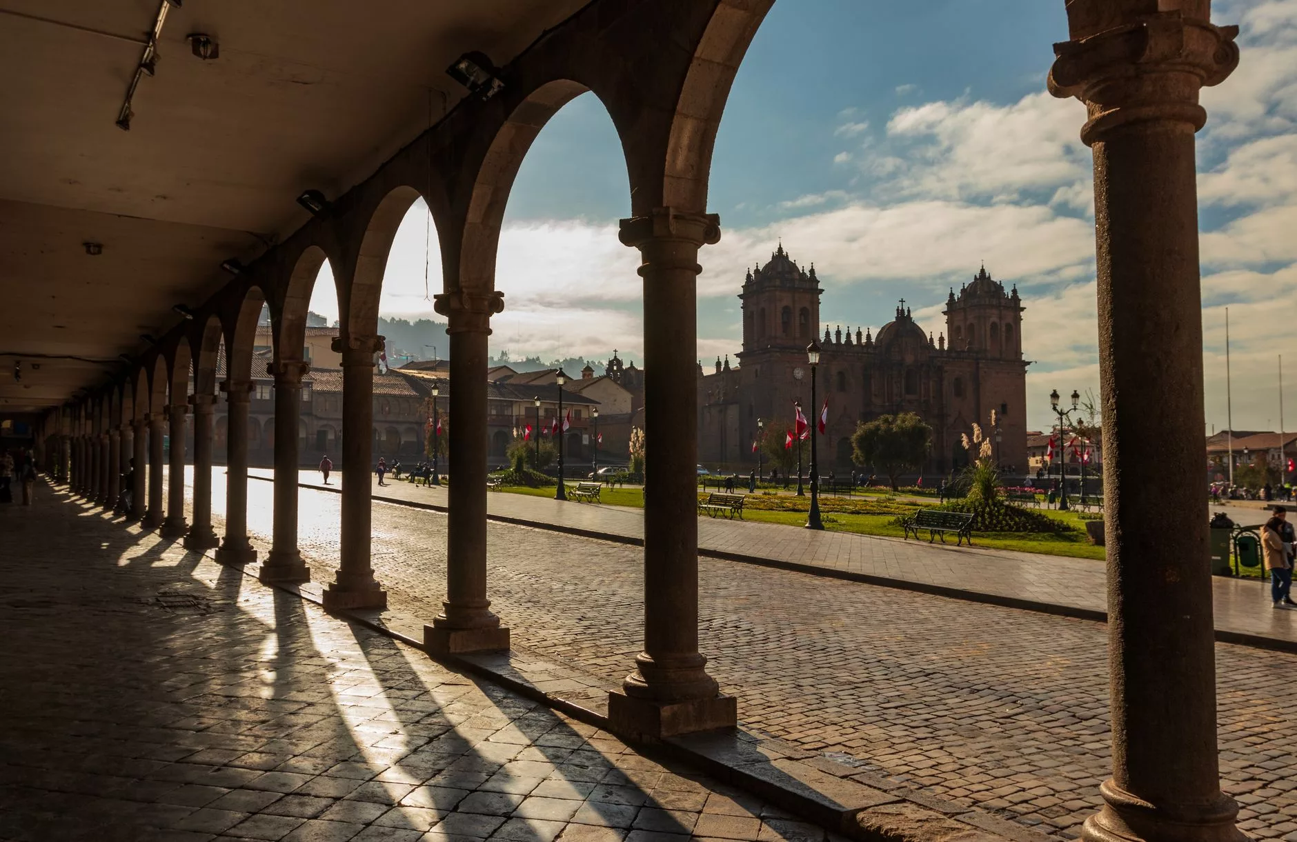 Cusco Plaza de Armas meydanı ve çevresindeki kolonyal mimari
