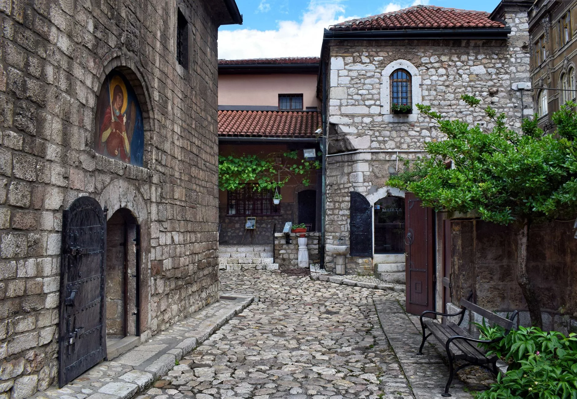 Bükreş Lipscani sokakları ve Stavropoleos Manastırı çevresi