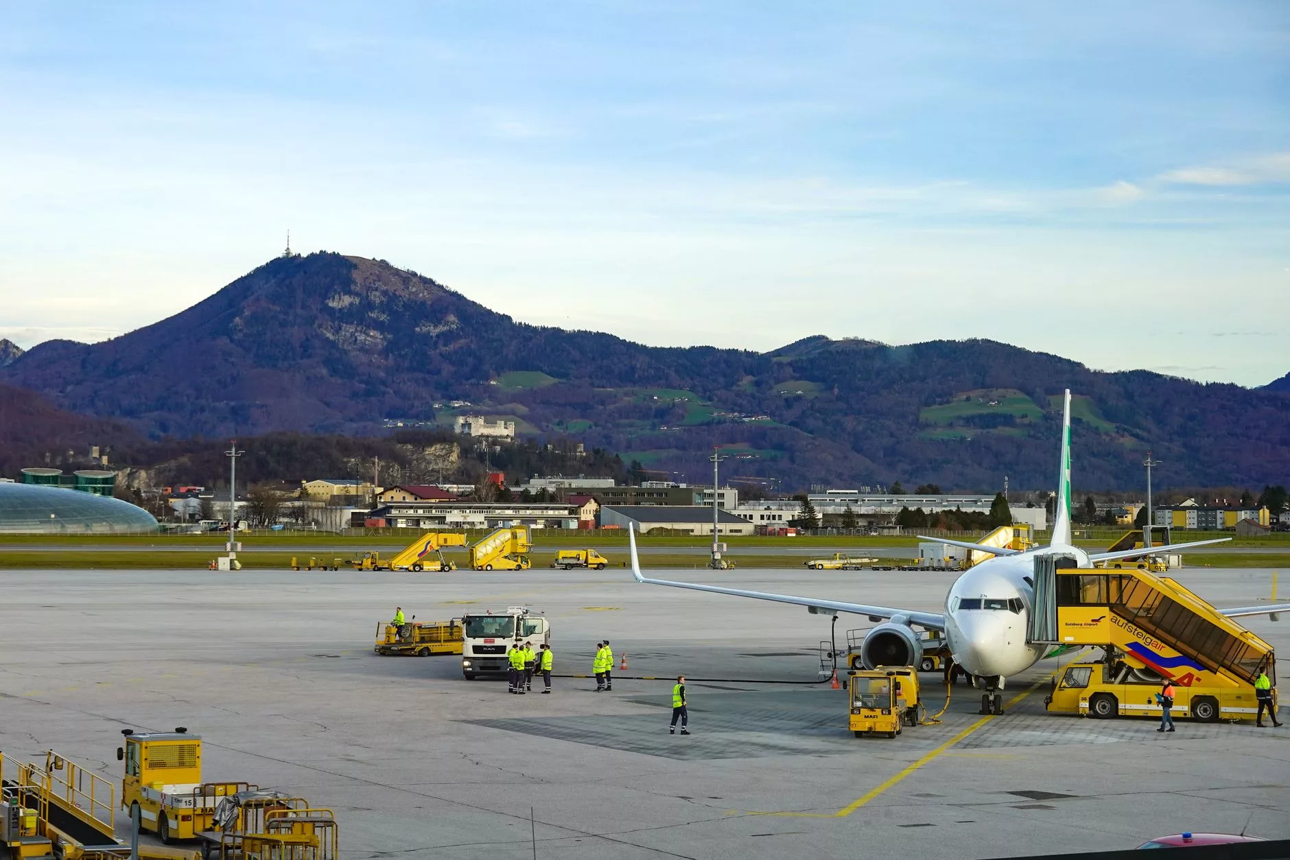 Salzburg Havalimanı terminal binası dış görünümü