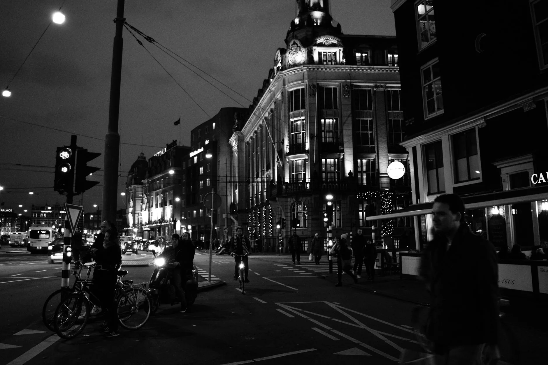 Amsterdam Leidseplein gece hareketliliği