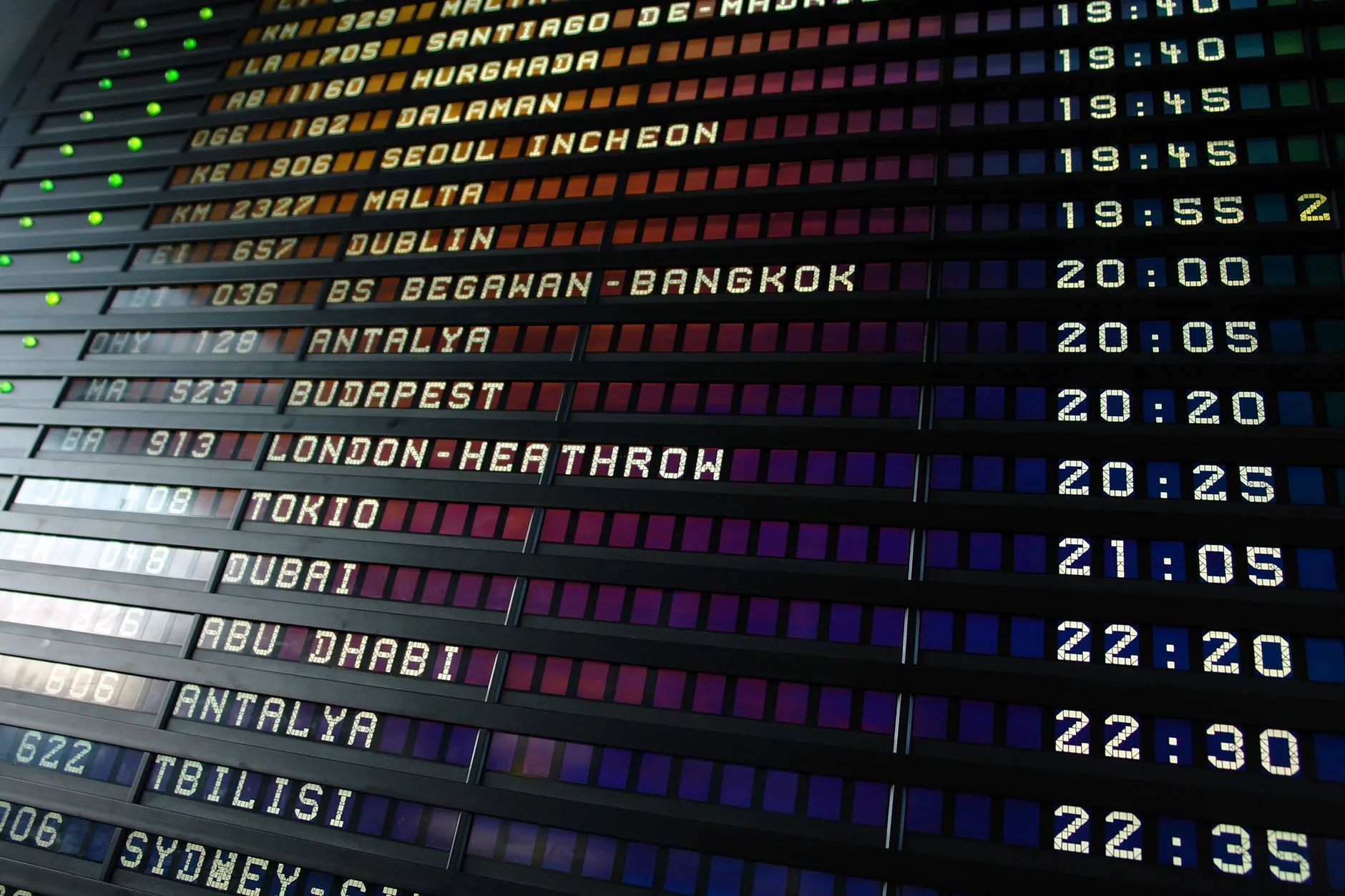 airport departure board schedule