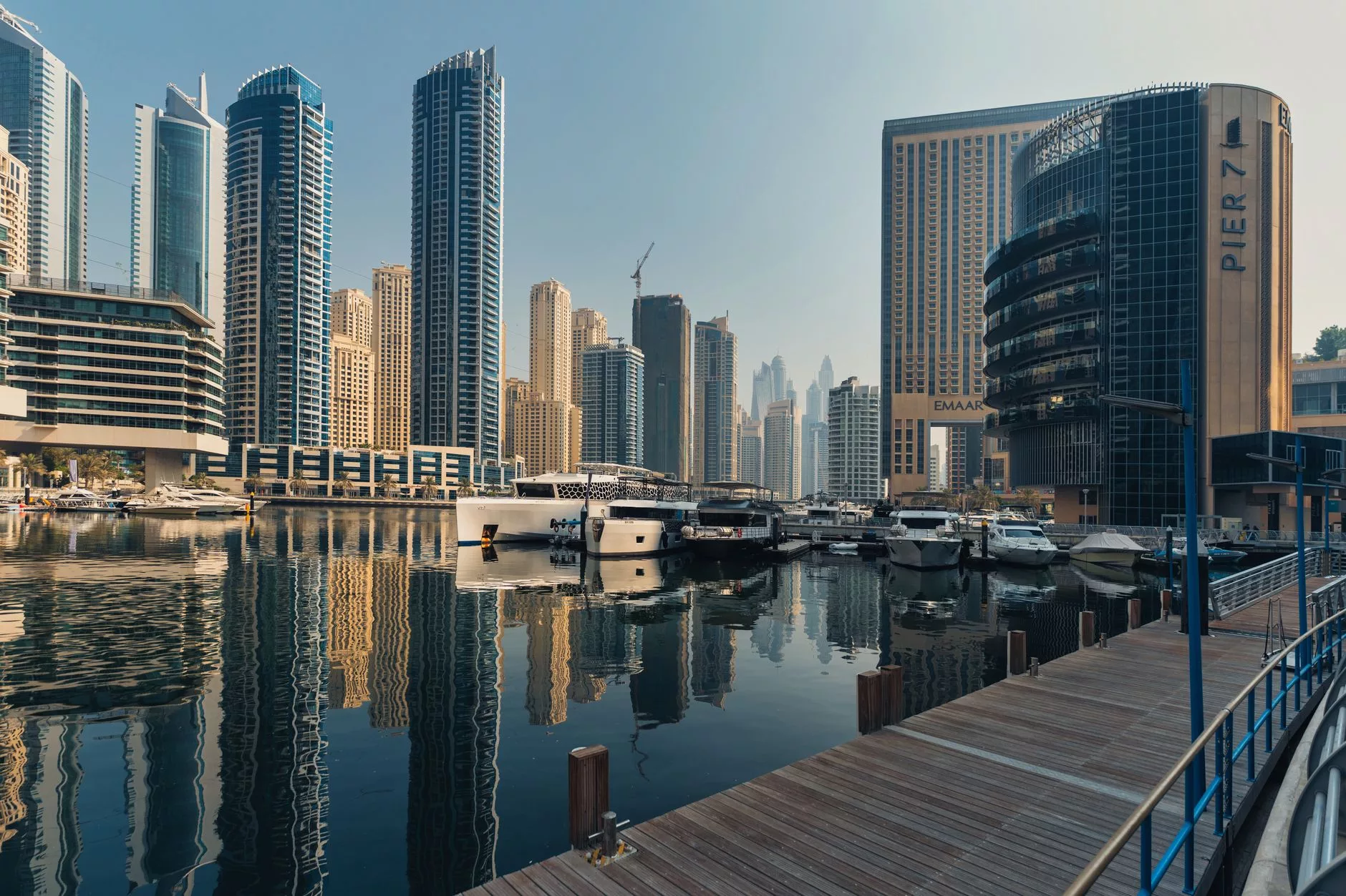 Dubai - Marina bölgesinde su kanalı manzaralı yürüyüş yolu
