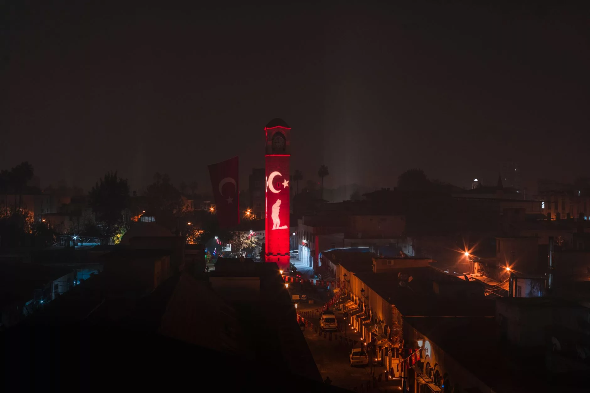 Devasa kalabalık önünde ışık şovları eşliğinde sahne alan müzik grubu