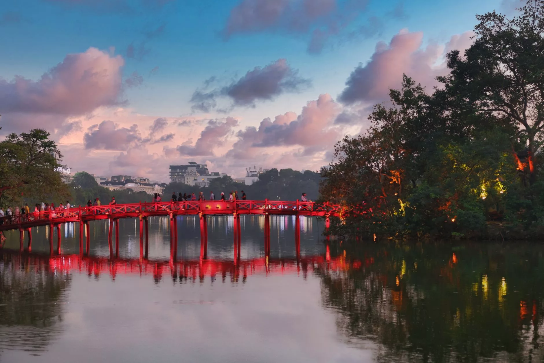 Hoan Kiem Gölü ve Huc Köprüsü sabah ışığı