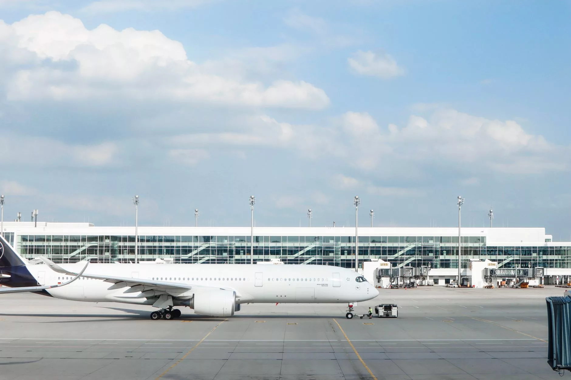 Berlin Brandenburg Havalimanı terminal binası dış görünümü ve hareketli yolcular