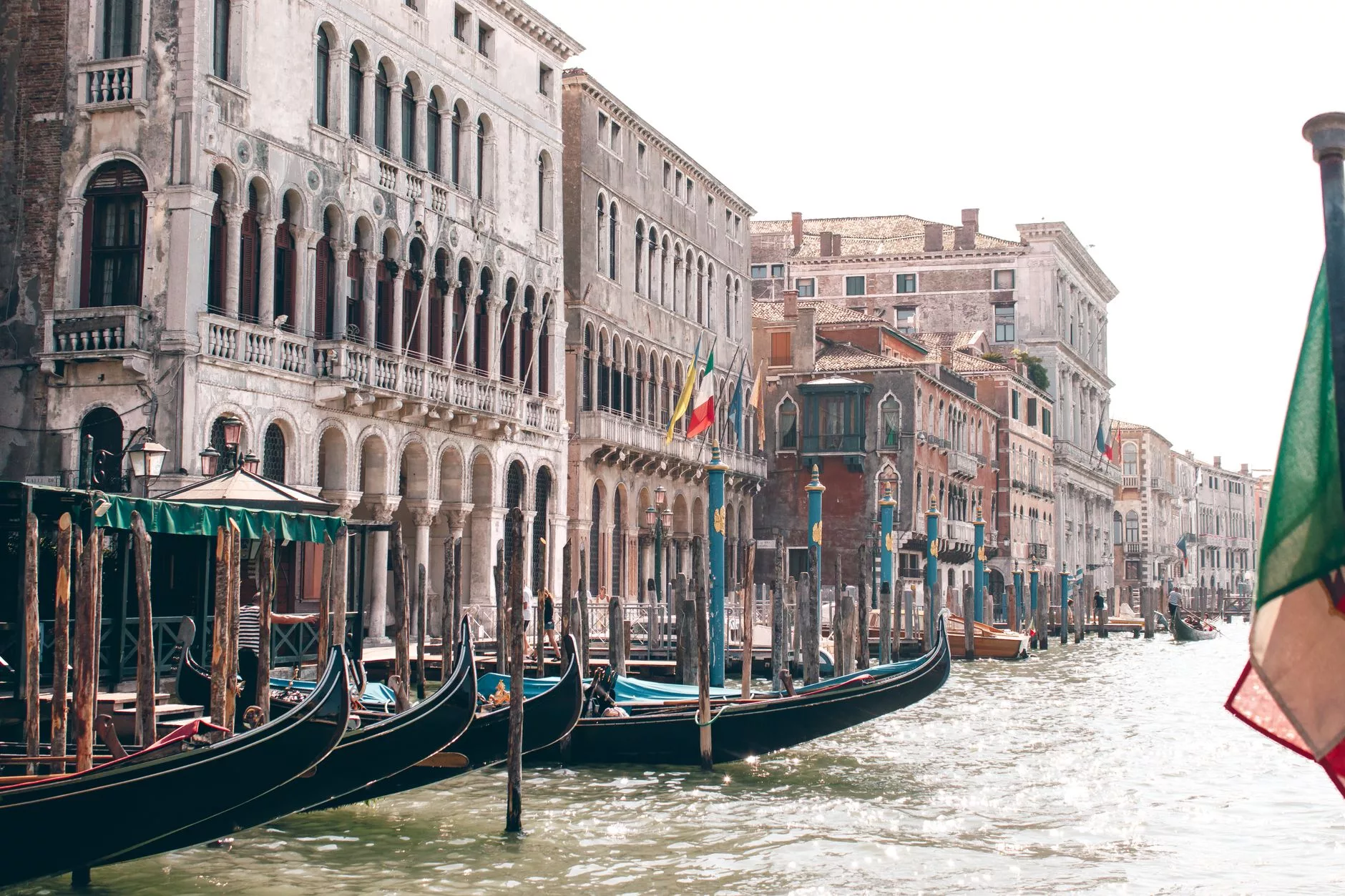 Venedik Grand Canal üzerindeki gondol trafiği