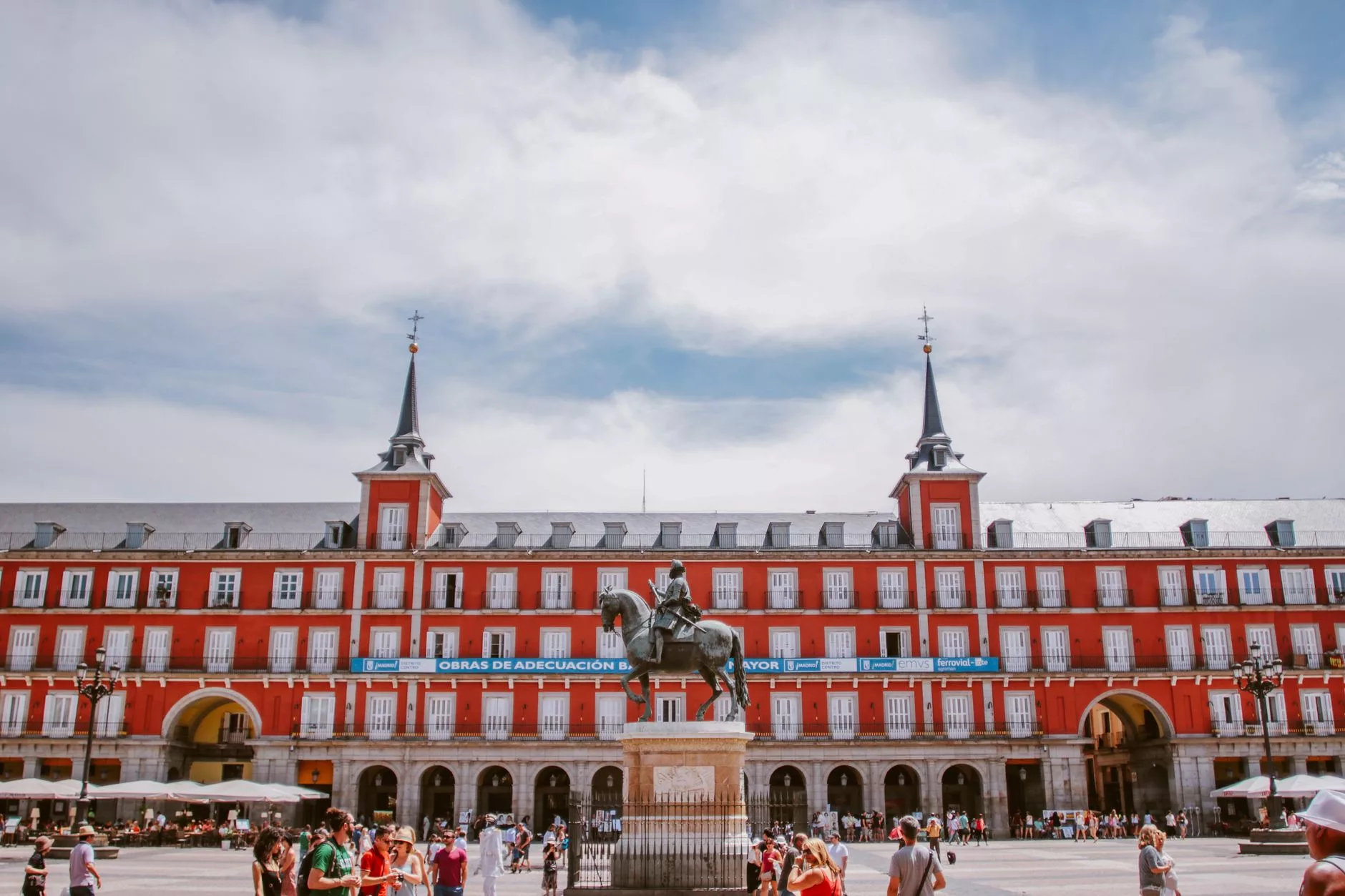 Madrid'in tarihi merkezindeki Plaza Mayor meydanında gün batımı