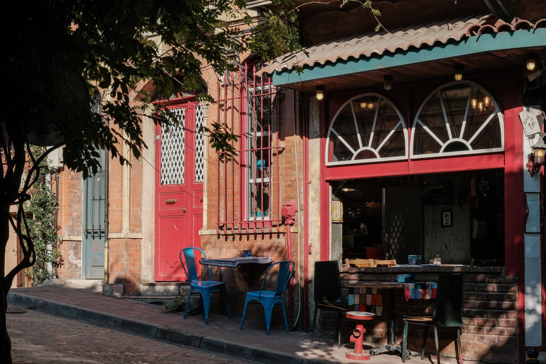 Tiran Blloku bölgesi renkli kafe sokakları