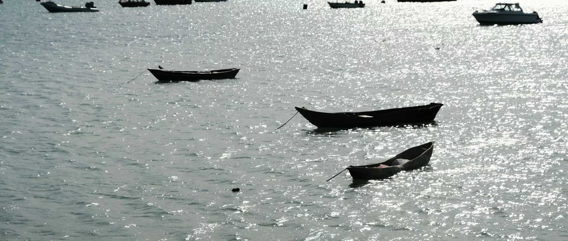 Zanzibar Stone Town dar sokaklari ve ahsap oyma kapilar