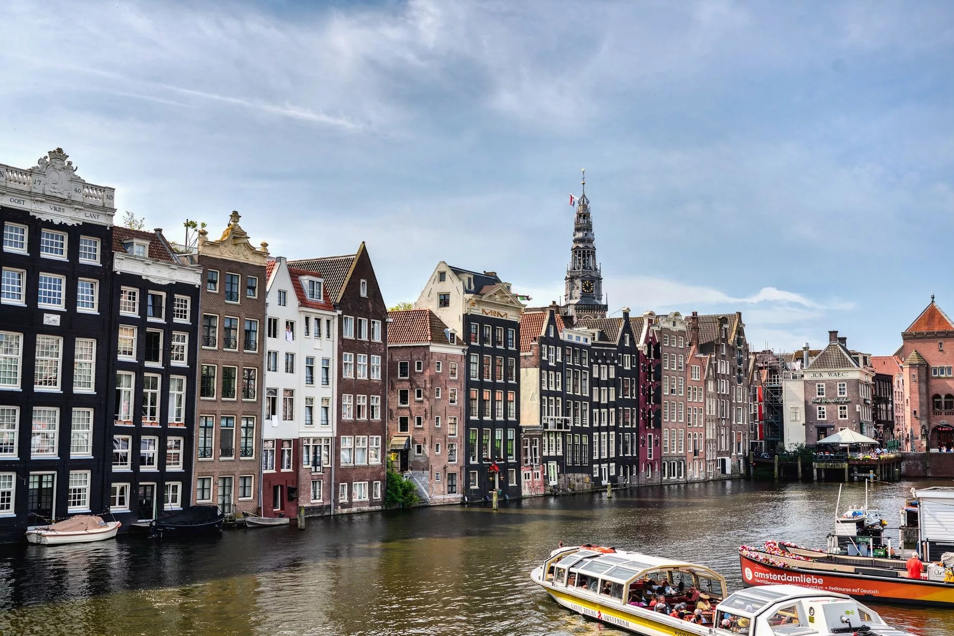 Amsterdam gece kanalları ve köprülerin üzerindeki ışıklandırmalar