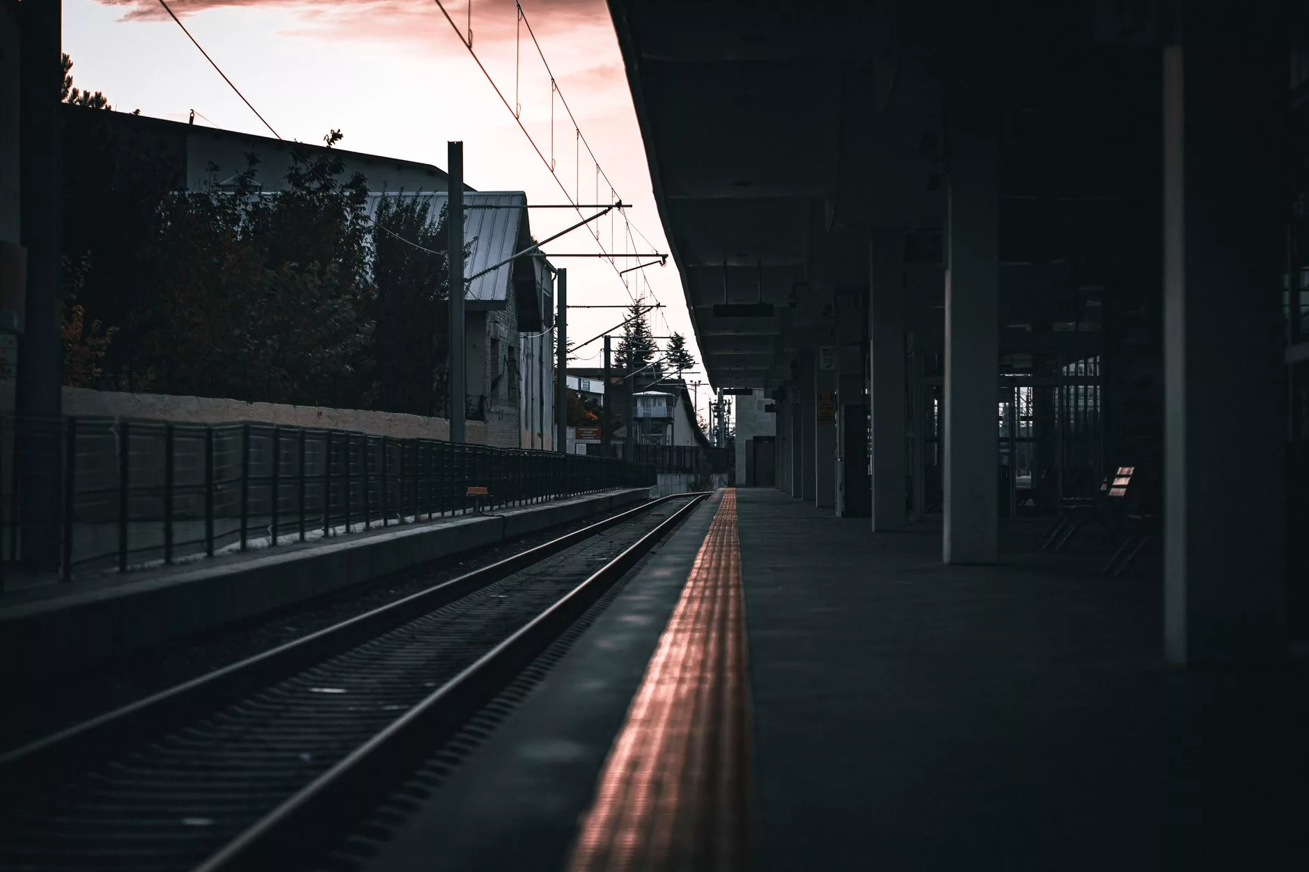 Tren rayları üzerinde gün batımı