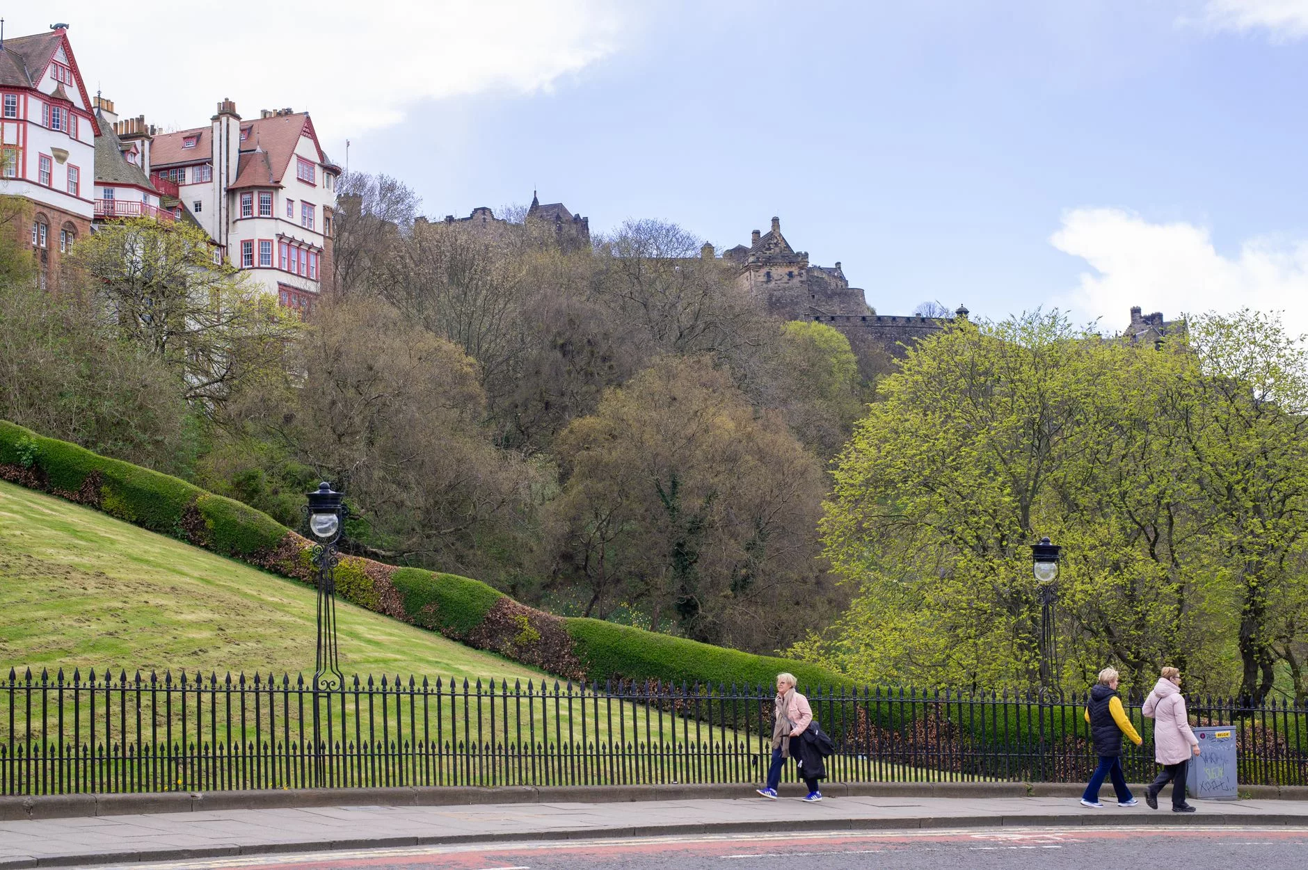 Edinburgh Castle ve Princes Street Gardens genel panoraması