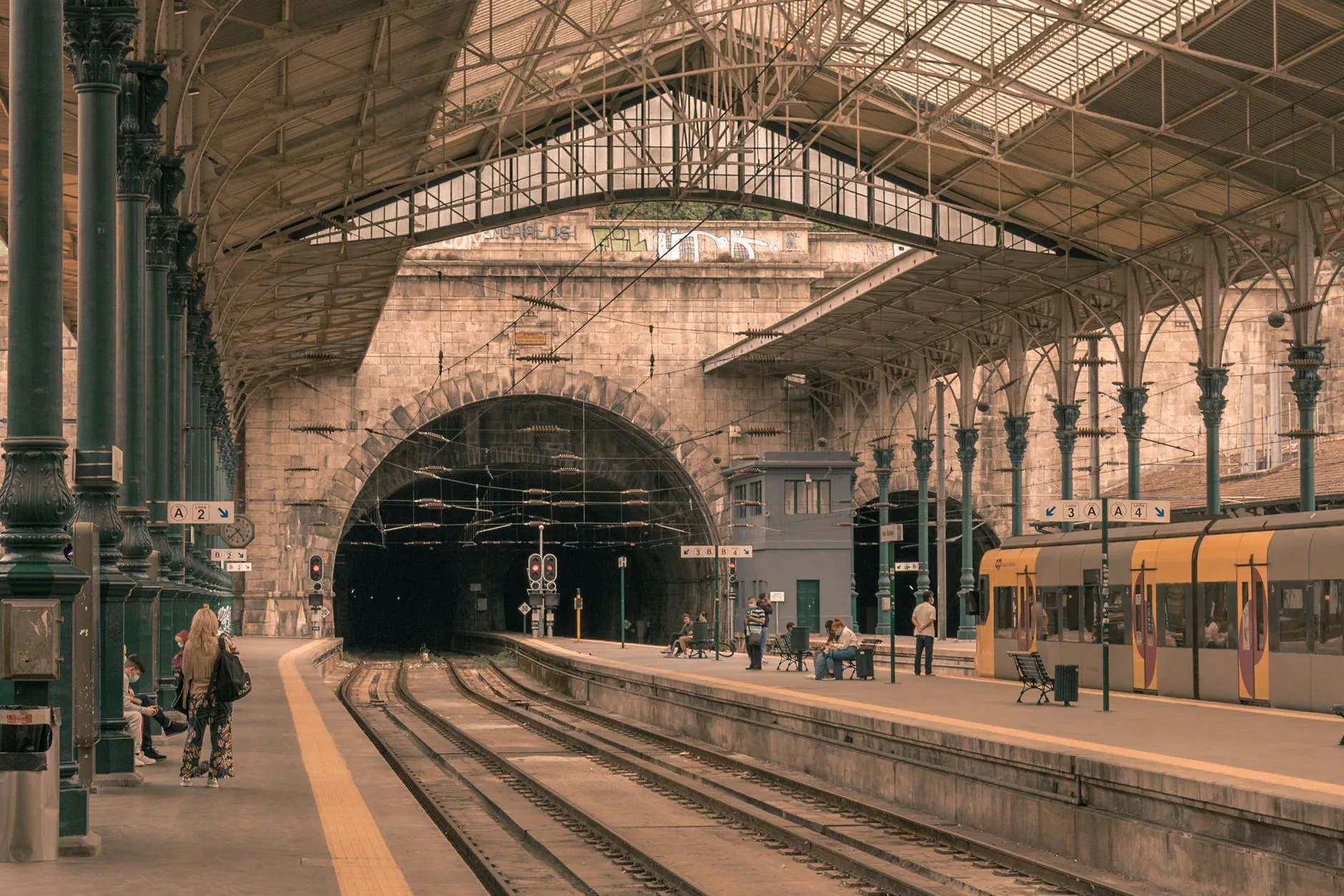 Porto Metro E Hattı istasyonu girişi