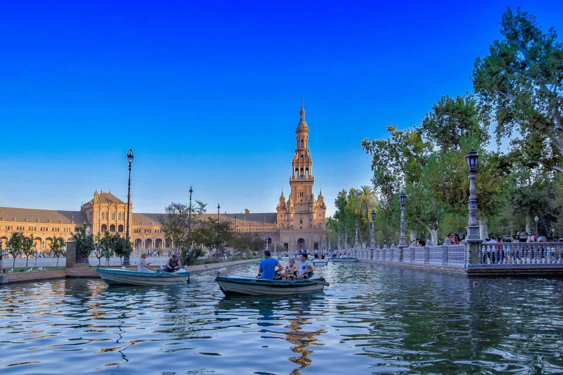 Sevilla, Plaza de España'nın görkemli kemerli yapısı ve kanaldaki kayıklar