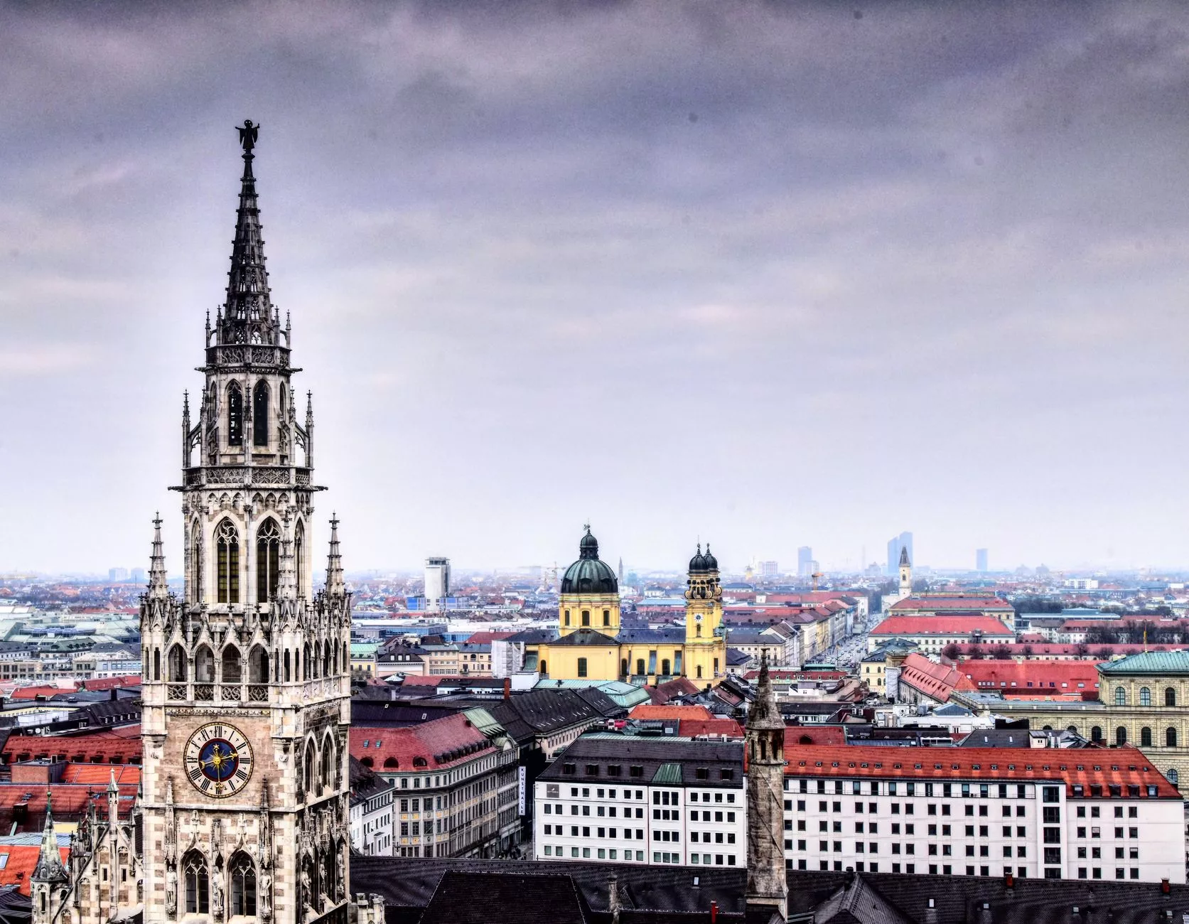 Münih Marienplatz meydanı ve Yeni Belediye Binası kulesi