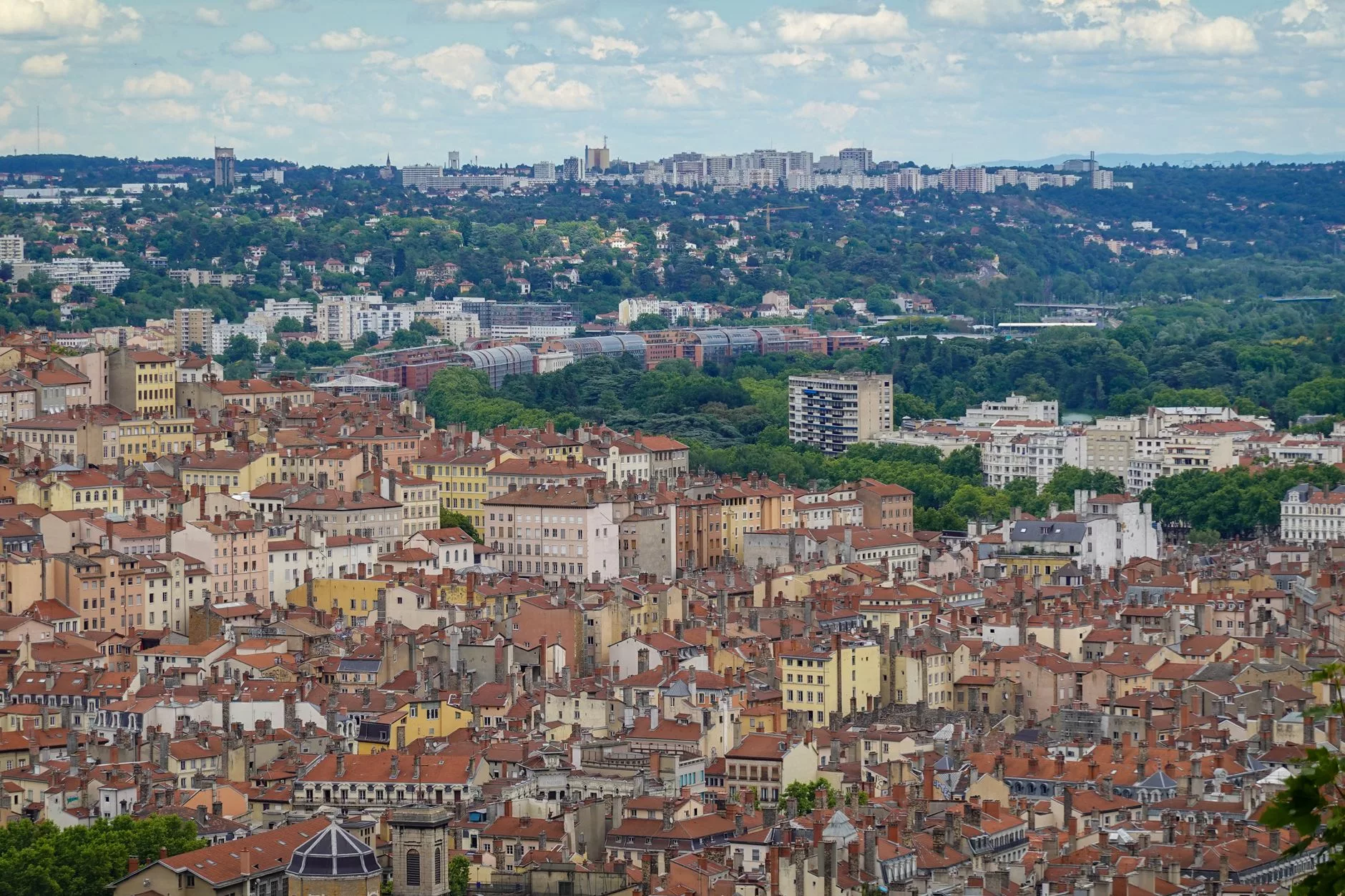 Lyon Rhonesexpress treni istasyonu ve yolcular